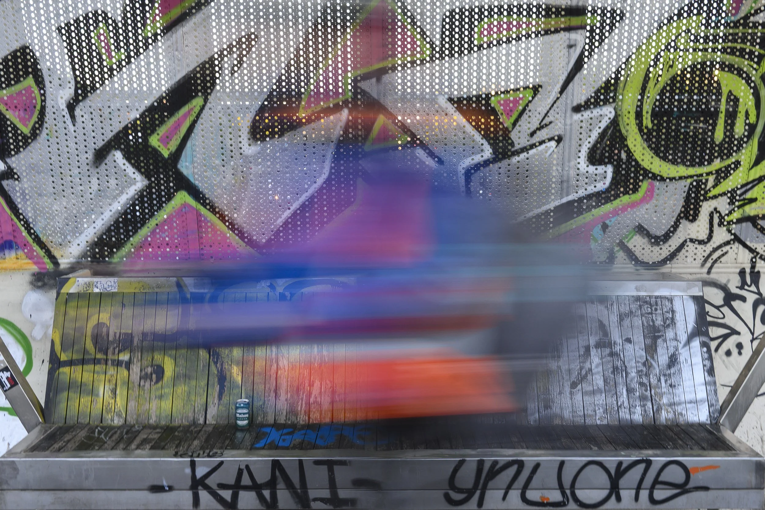 Pintadas en un punte y alguien que pasó