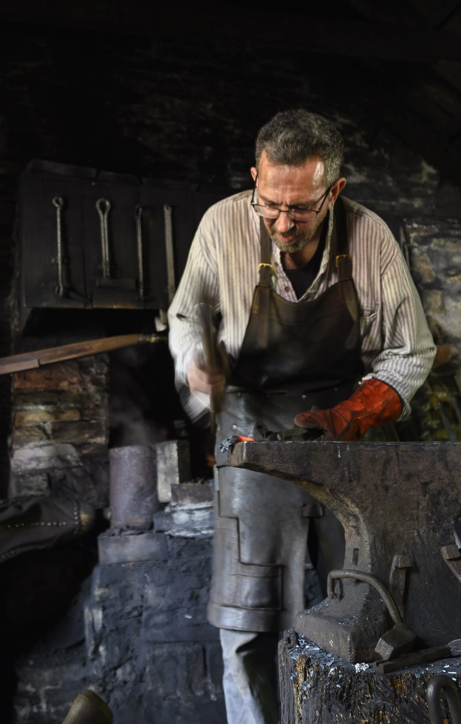 Herrero en la aldea histórica de Killarney