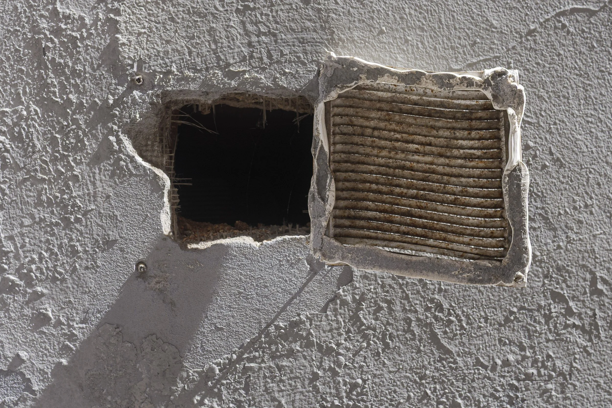 Un respiradero en una calle de Lavapiés, Madrid
