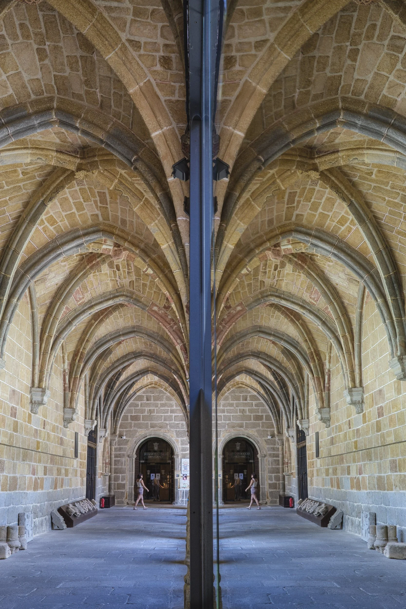 Reflejos en el claustro de la Catedral de Ávila