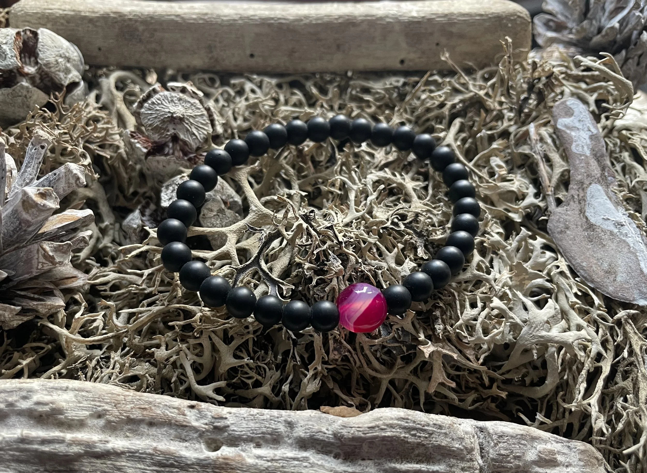 Ónix karkötő szinezett tigrisszemmel