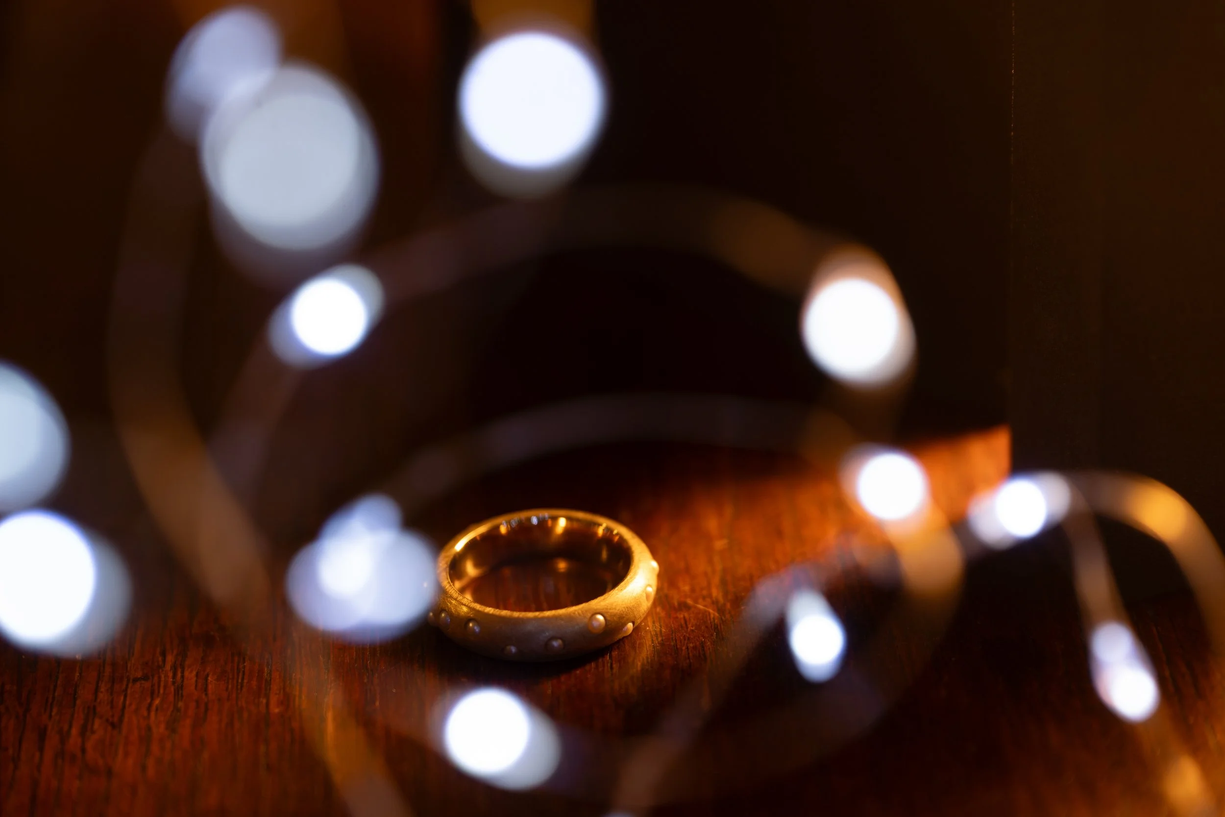 Sárga arany gyűrű apró édesvizi gyöngyökkel