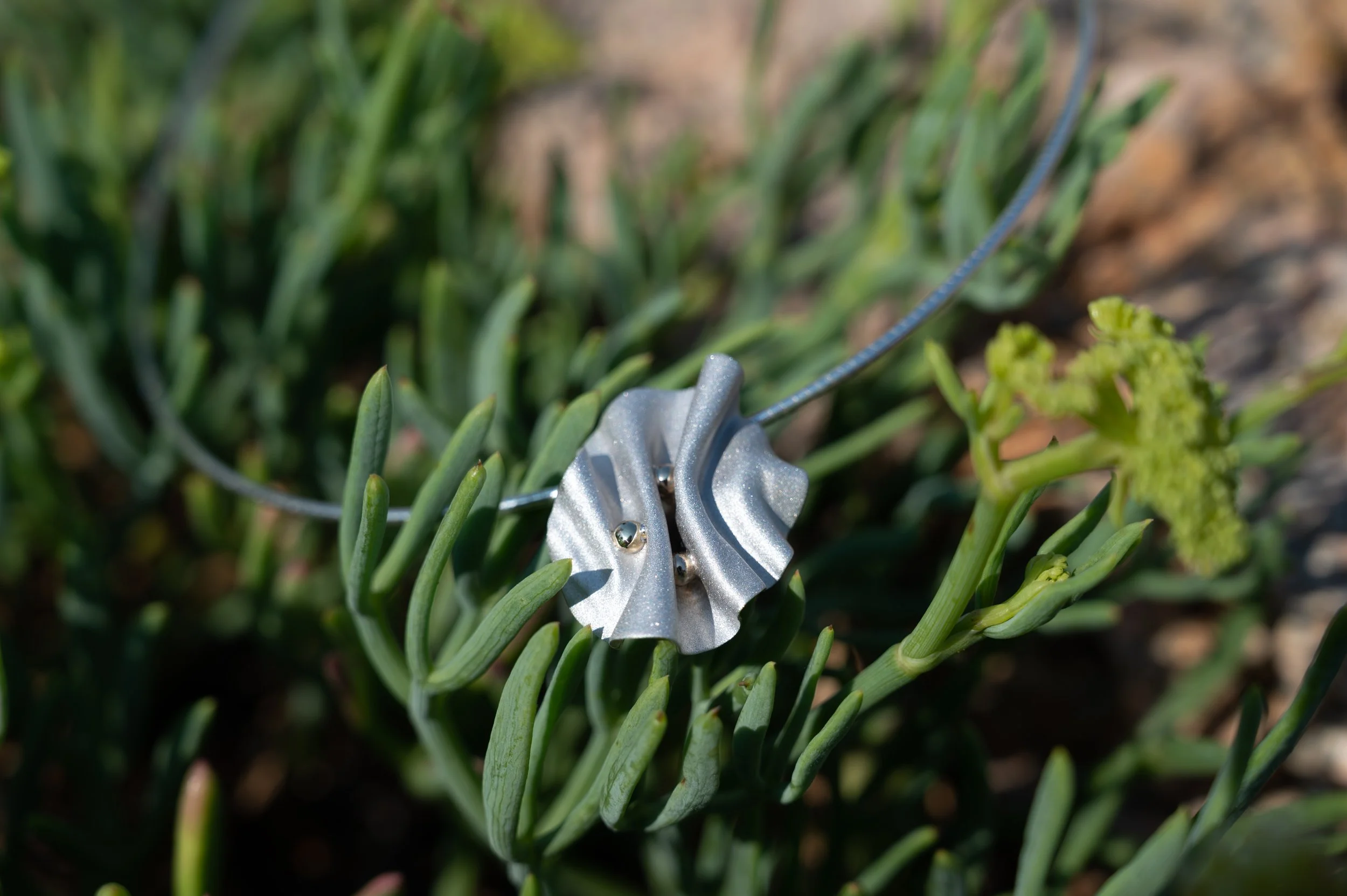 Matt ezüst medál arany gyöngyökkel