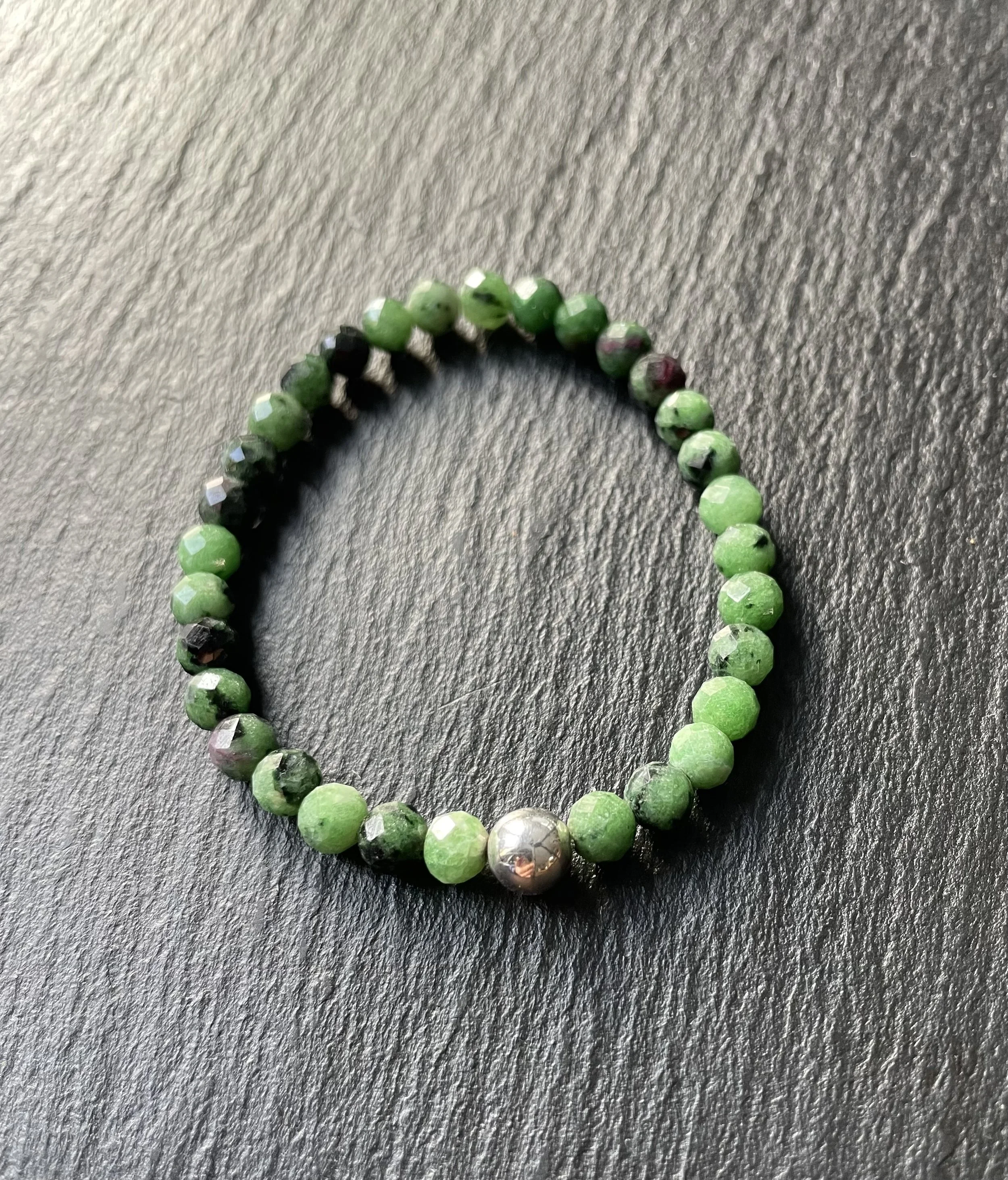 Rubinos zoizit karkötő ezüst gyönggyel