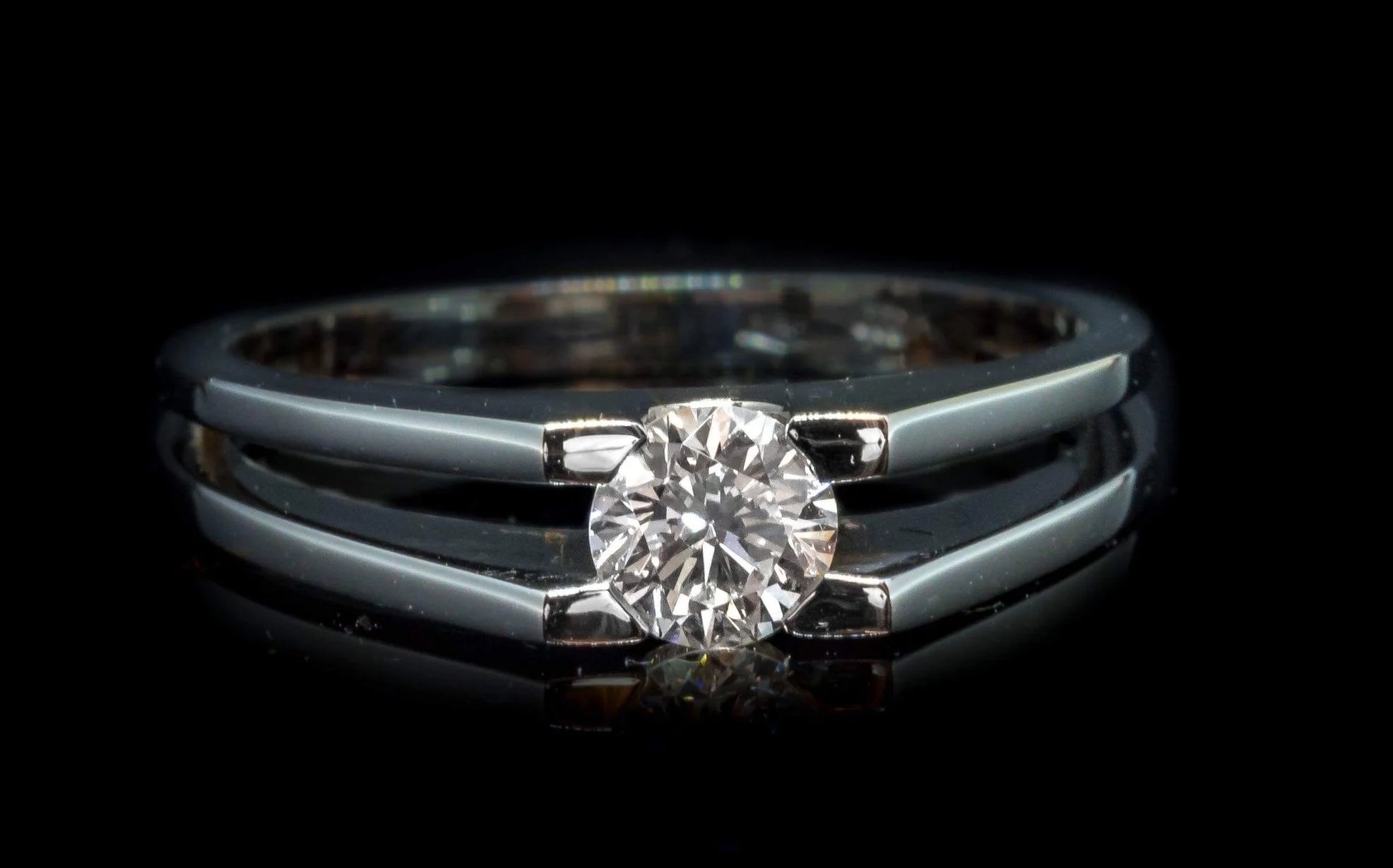 14 k-os arany gyűrű gyémánttal