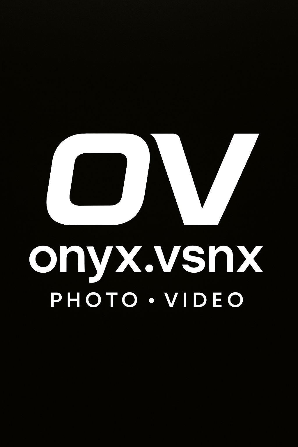 Schwarzer Hintergrund mit weißem Logo und Text, das auf eine Website namens onyx.vsnx für Foto- und Videoproduktion hinweist.