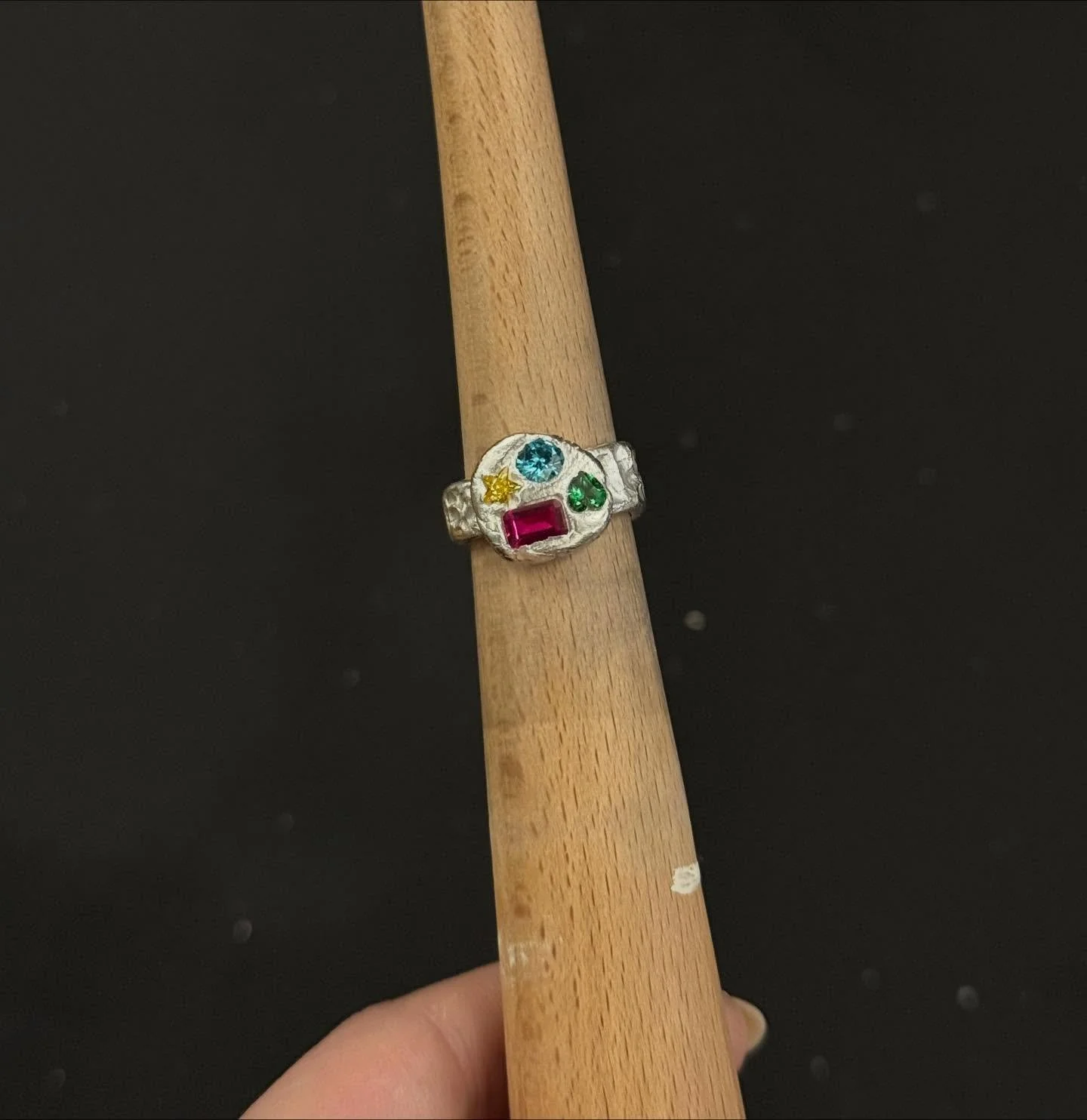 some of the rings made at last nights ring workshop/ craft night!! thank you to everyone who came in!! Thank you to @papercranenewport for hosting us! #silverring #handmadejewelry #silverclay #silverclayjewellery #silverclayclasses