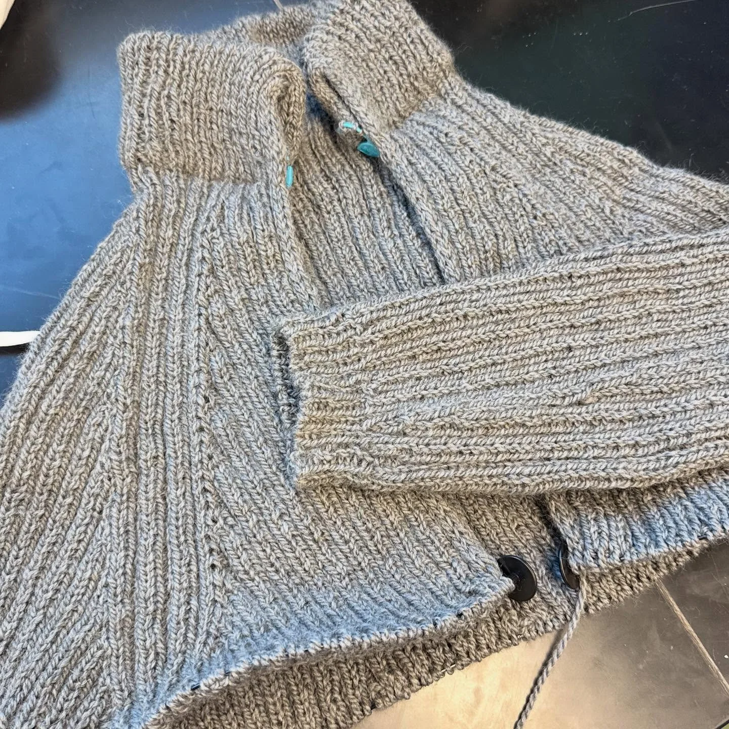 a current wip i&rsquo;m working on!! #viviancardigan by @kisskiss.rhinestones  super obsessed with how it&rsquo;s turning out!! #knitting #grey #knittedcardigan