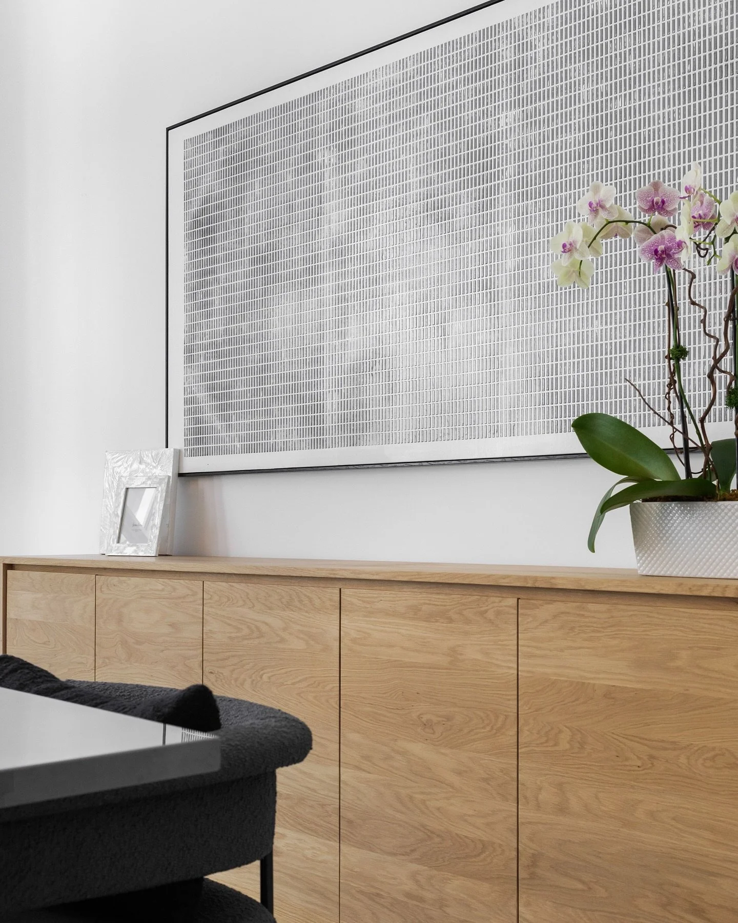 Sometimes design is about timing.
The right piece. The right space. The right moment.

We&rsquo;d had our eye on this artwork for years, and it finally found its place here, framed by clean lines and natural @ethnicraft warmth.

Residence designed by