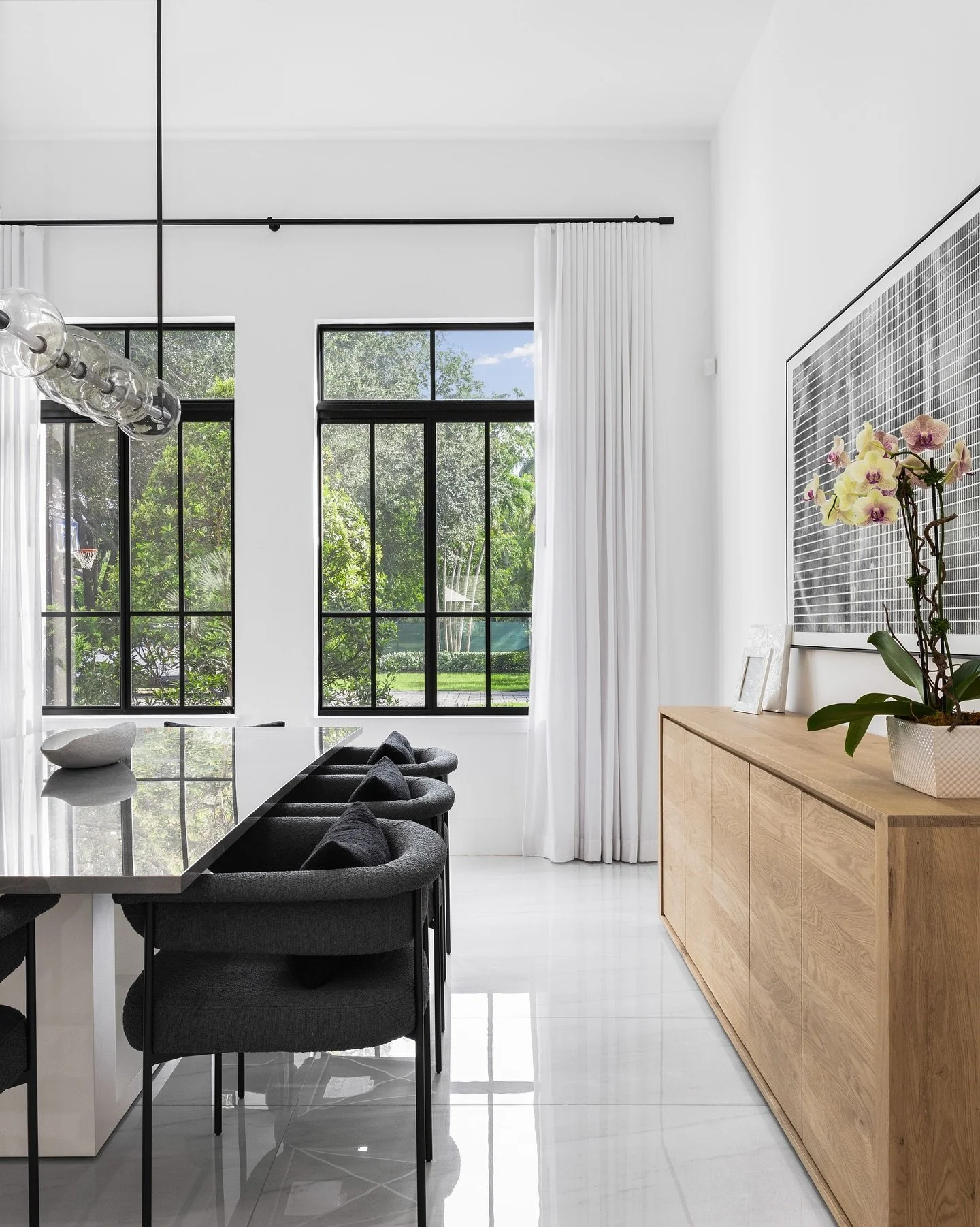 Tranquility in design lies in the balance of contrasts.
Here, clean architectural lines are softened by flowing curtains and natural textures, creating a dining space that feels both elevated and serene. 

Design by @thinkcurated 
📸 by @johannsescob