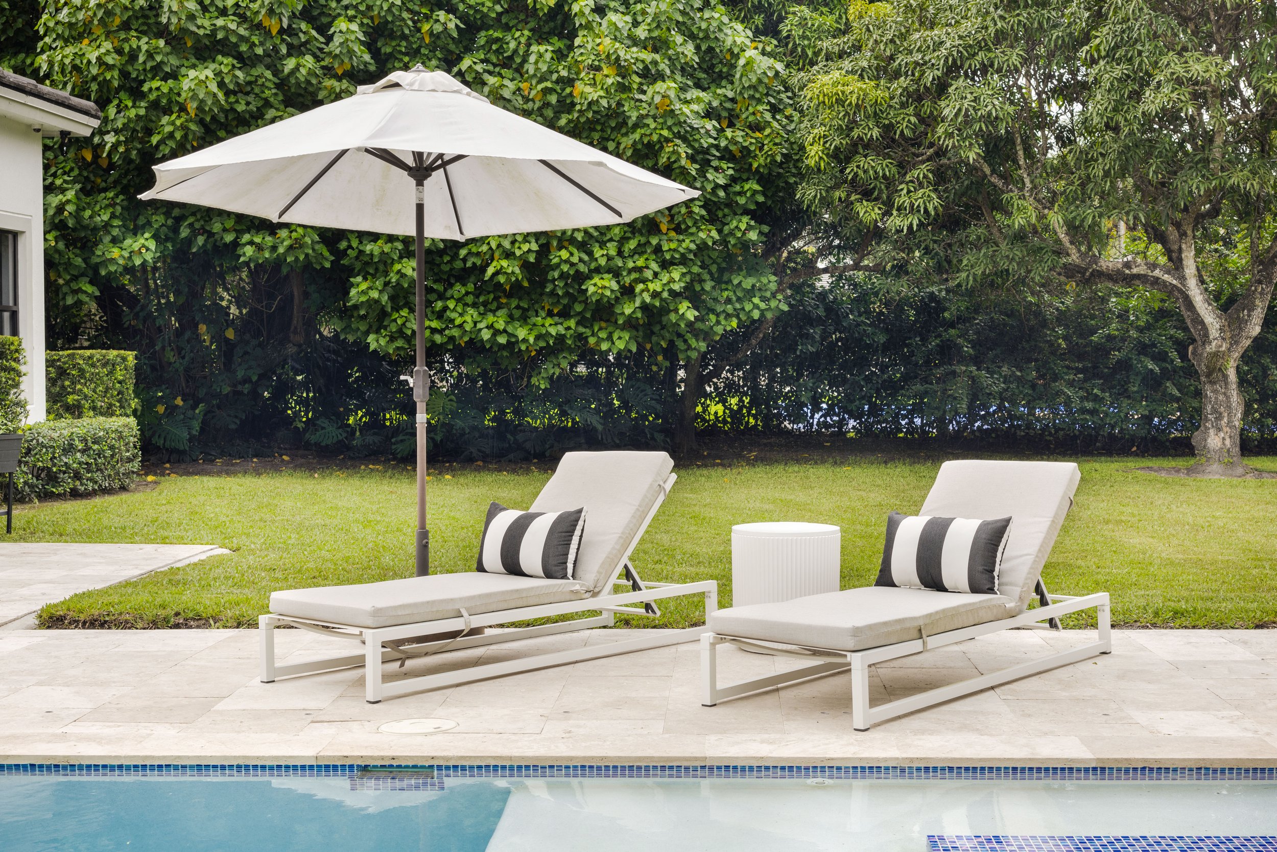 Outdoor living space - Modern Family Estate - Pinecrest - CURATED. Studio