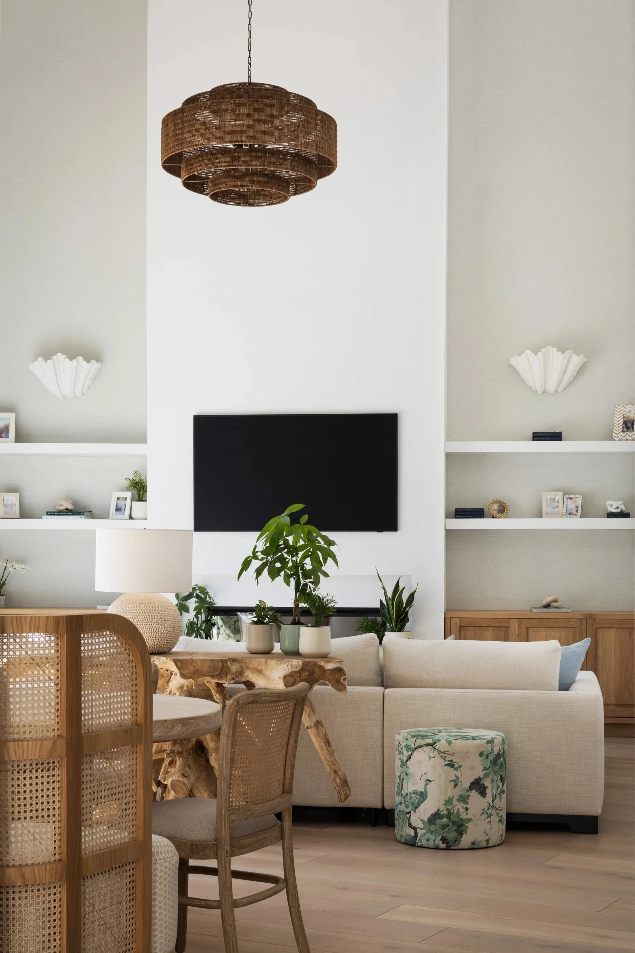 Family room with warm natural textures - Coastal Boho Estate - Coconut Grove - CURATED. Studio