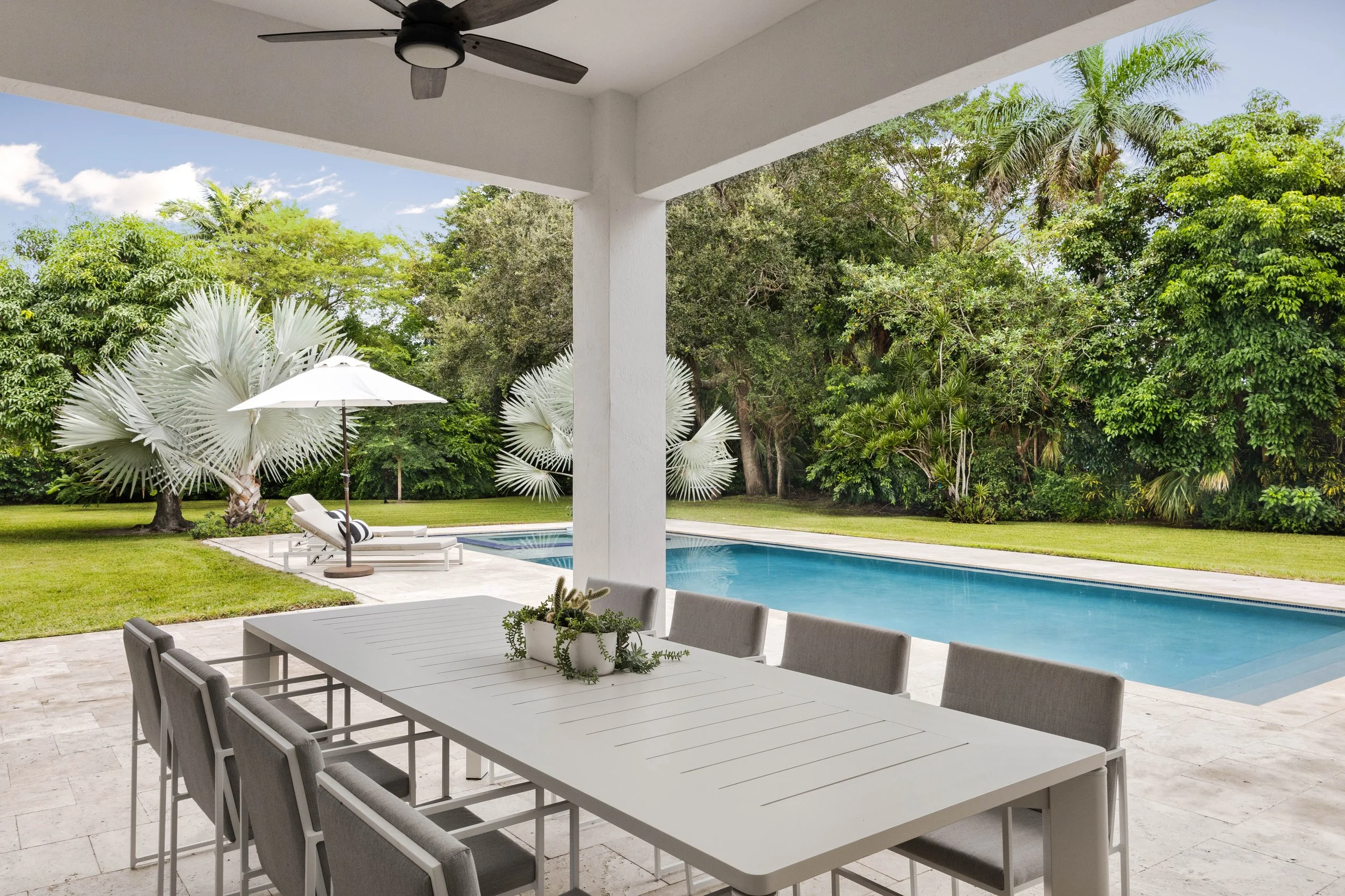 Outdoor living space - Modern Family Estate - Pinecrest - CURATED. Studio