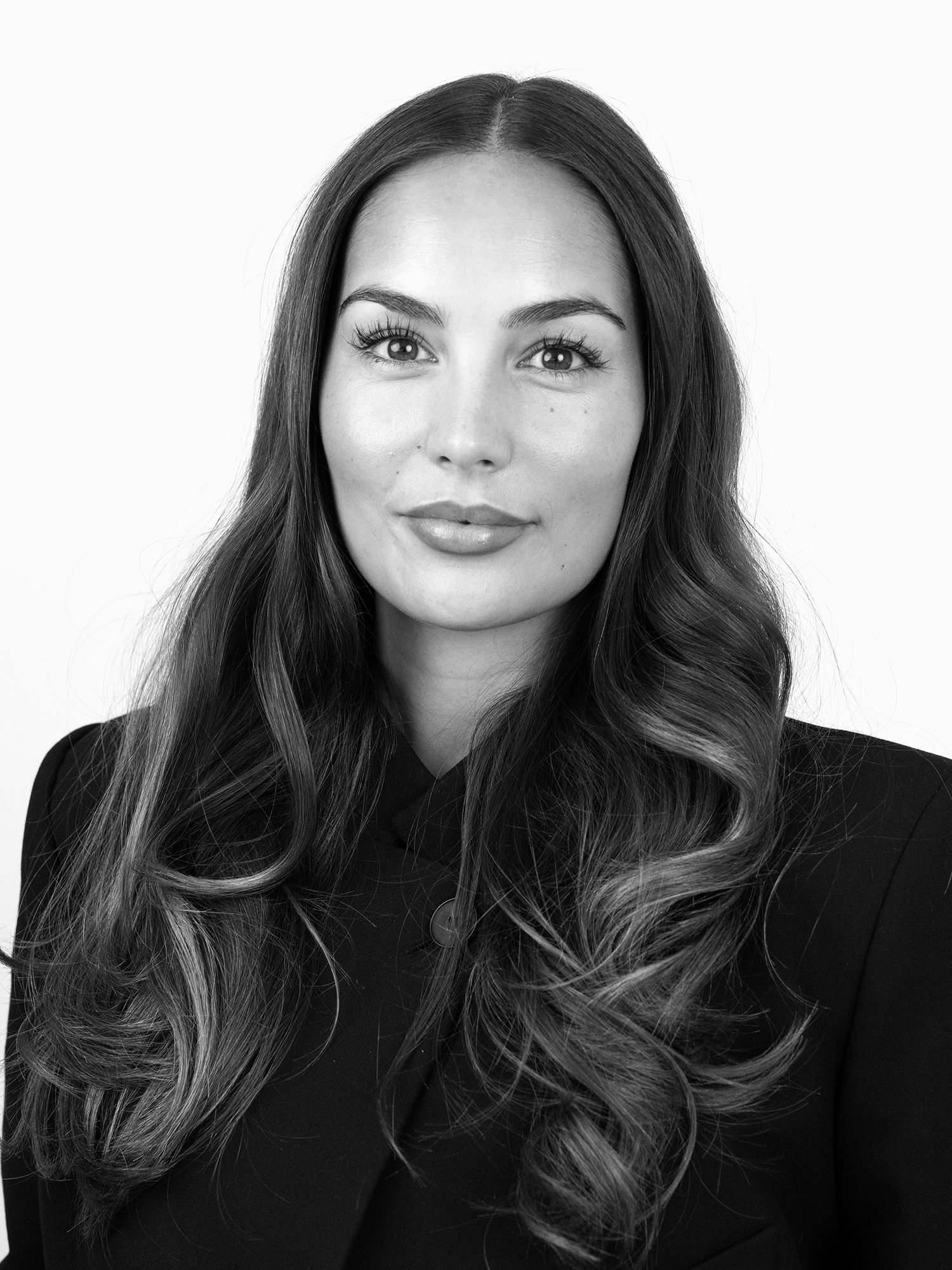 Porträtt av Olivia Vornefeld som ler mot kameran.