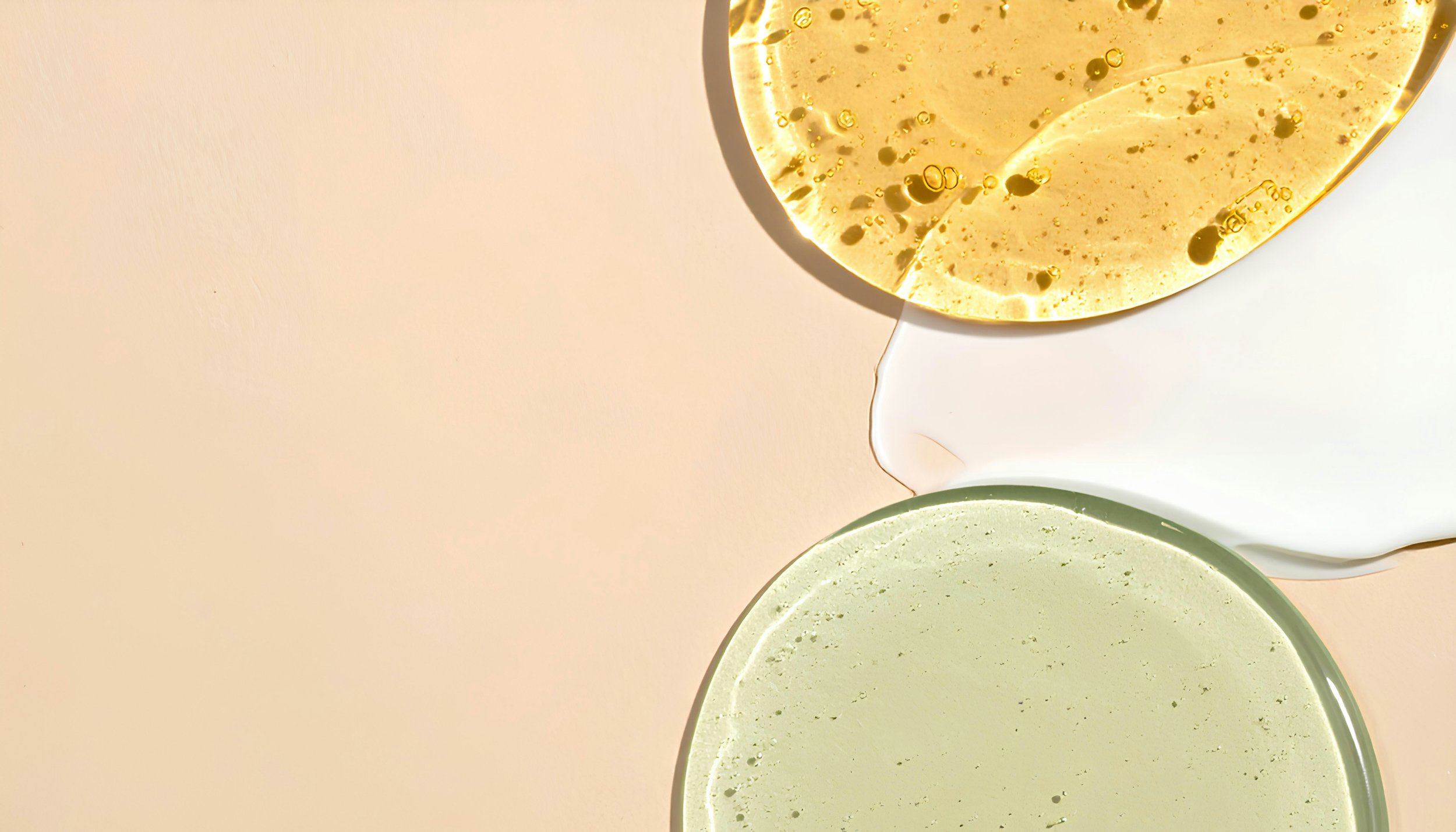 Serum och kräm på en beige bakgrund