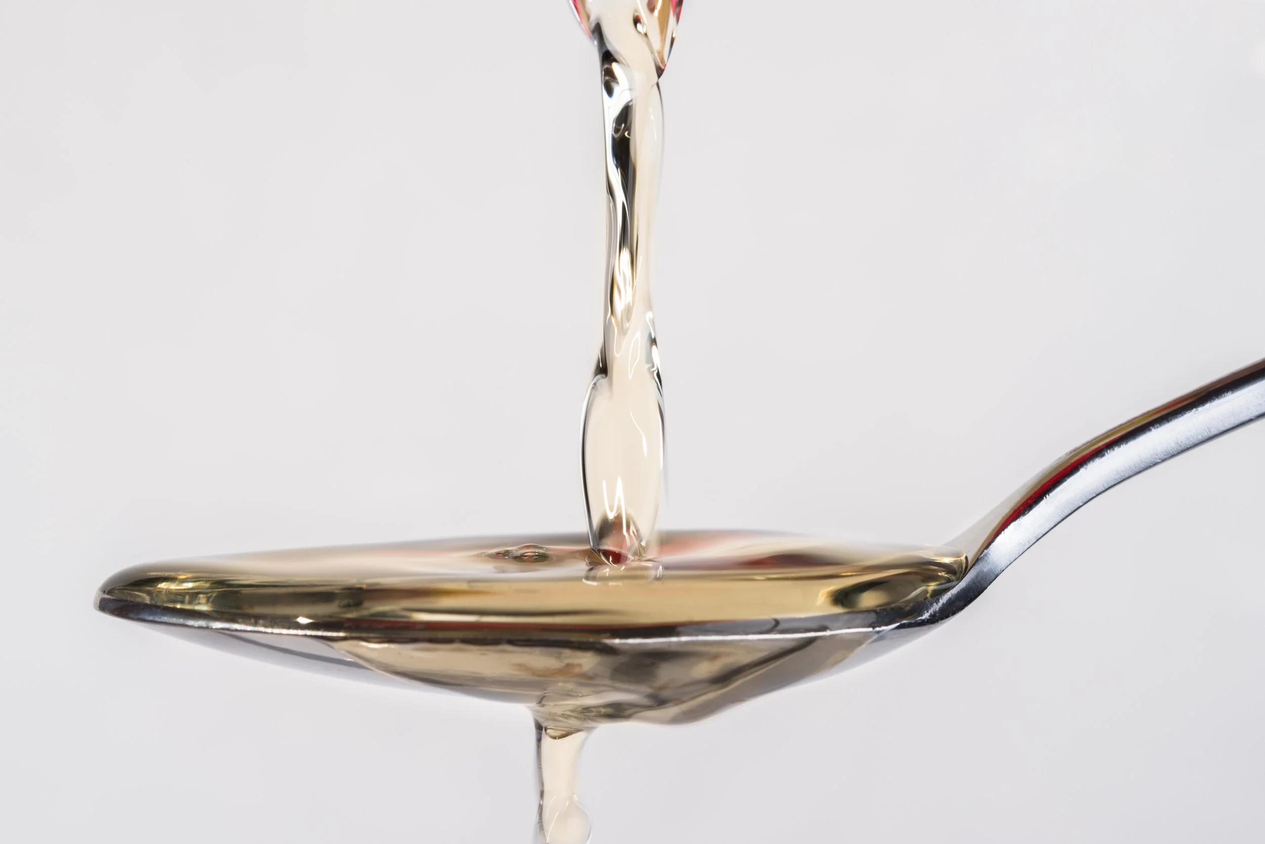 vätska som rinner över från en sked.