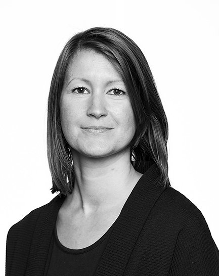 Porträtt av Anna Jalstrand som ler mot kameran.