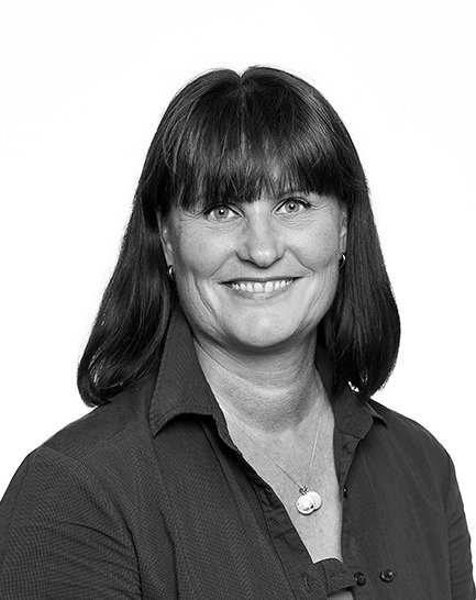 Porträtt av Pernilla Sohlberg som ler mot kameran