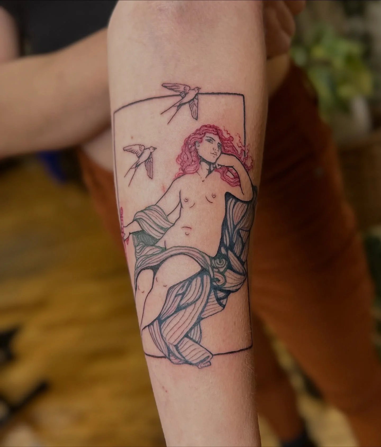 So grateful to finally tattoo this diva from my flashbook! Thank you Tessa for trusting me with your first tattoo, it was lovely to meet you! ✨🐦&zwj;⬛✨
.
Books open for the winter!
.
#tattoo #tattooartist #qttr #torontotattooartist