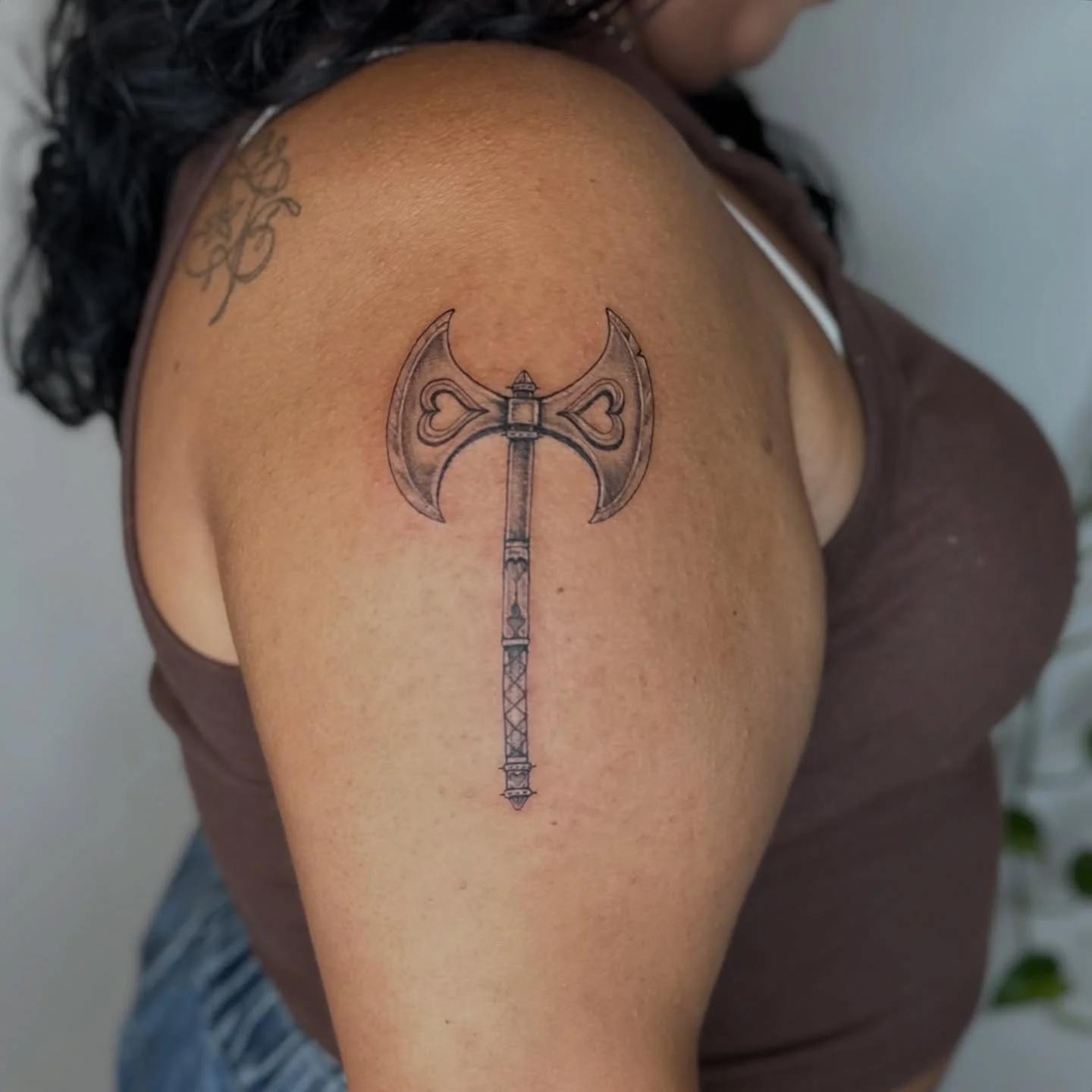 The absolute CUTEST labrys axe for Brooklyn&rsquo;s most sapphic sweetie @imbabynyc ! 🥰💕 Thanks so much for hanging out and letting me blast this baddie on your arm, love you! 
.
.
.
#art #tattoo #tattooartist #qttr #lgbtqtattooartist #artist #lesb