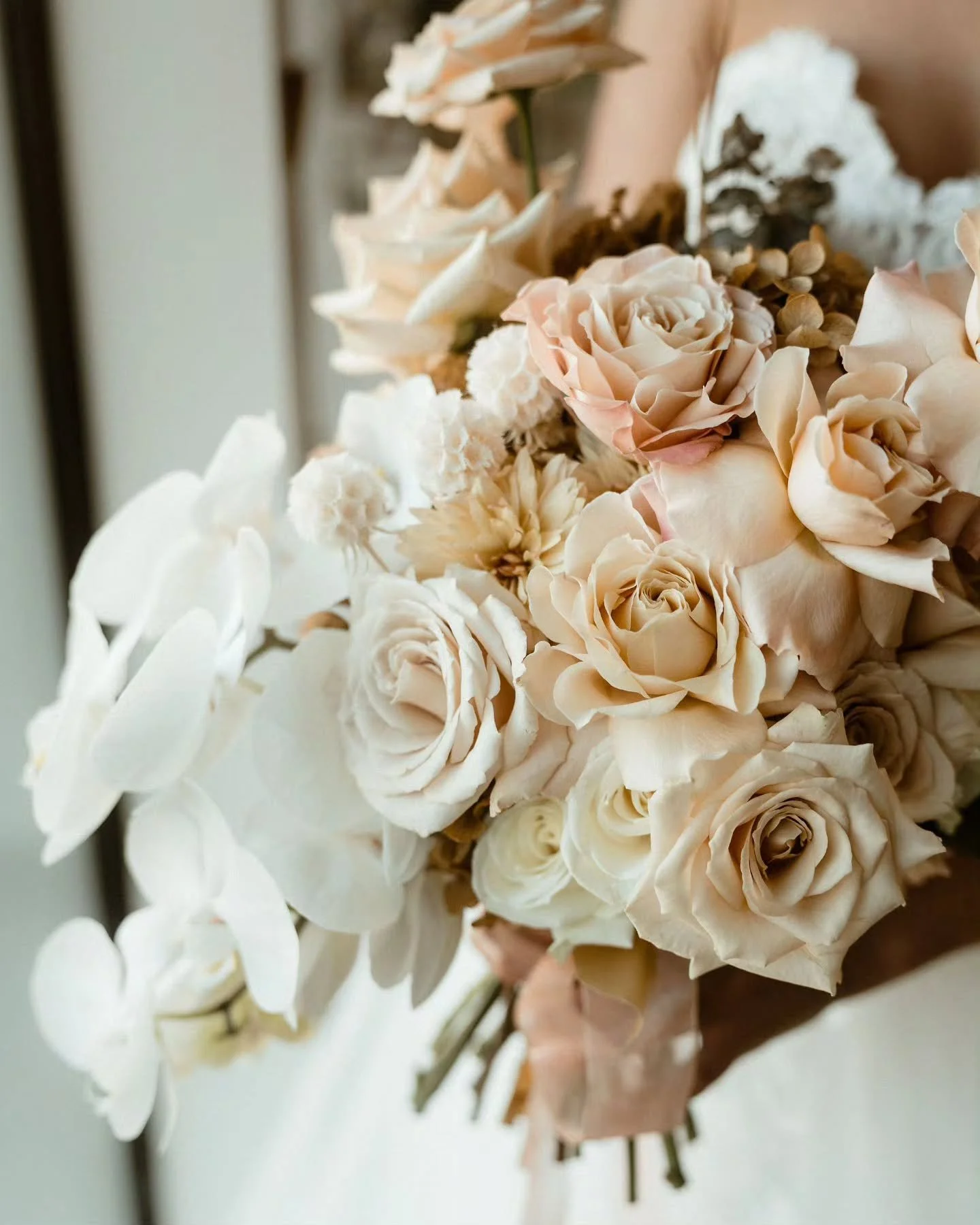 Just the most glorious images by my friends at @longwhitecloud.elopements 

The dreamiest palette eeevvveeeer. I love a gallery with floral closeups!! 

Congratulations to Ange + John 🤍
