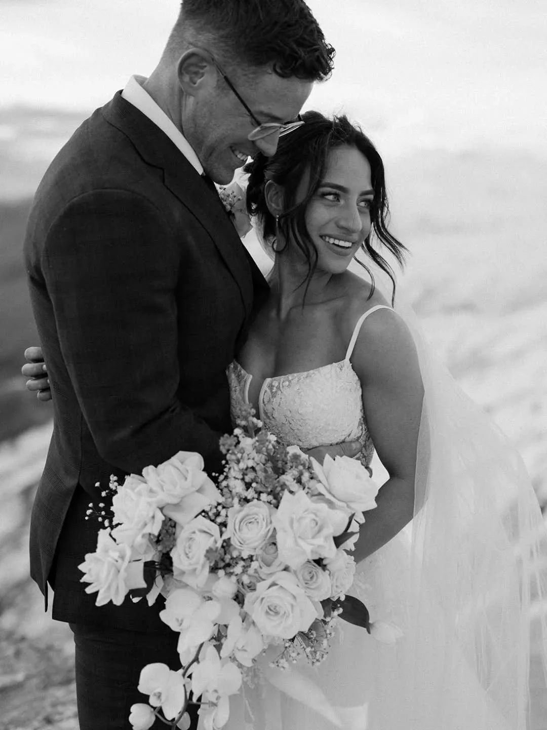 Seriously.. this is wild. Hot 🔥 

A beautiful elopement with @queenstownelopementsnz captured sooo beautifully by @carlamitchellphotography 

White bouquets (and hot pink, cant forget hot pink!!) have always been one of my faves to make - but can yo