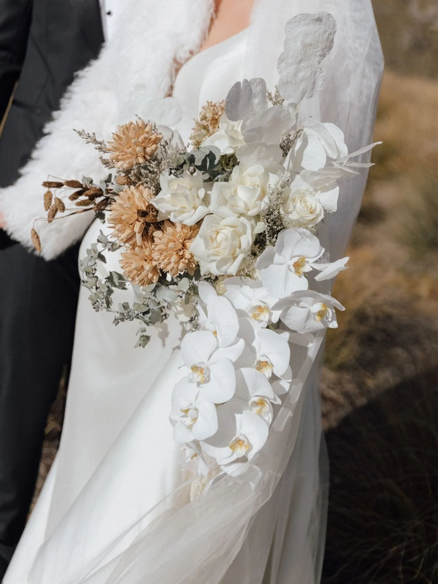 I feel so grateful to work with so many talented vendors here in #Queenstown. This gallery is fire 🔥 @jinalgovindphotography 

How good! 

Congratulations to Jasmine + Peter 💝

My all-time favorite bouquets to create are biiiig statement bouquets w