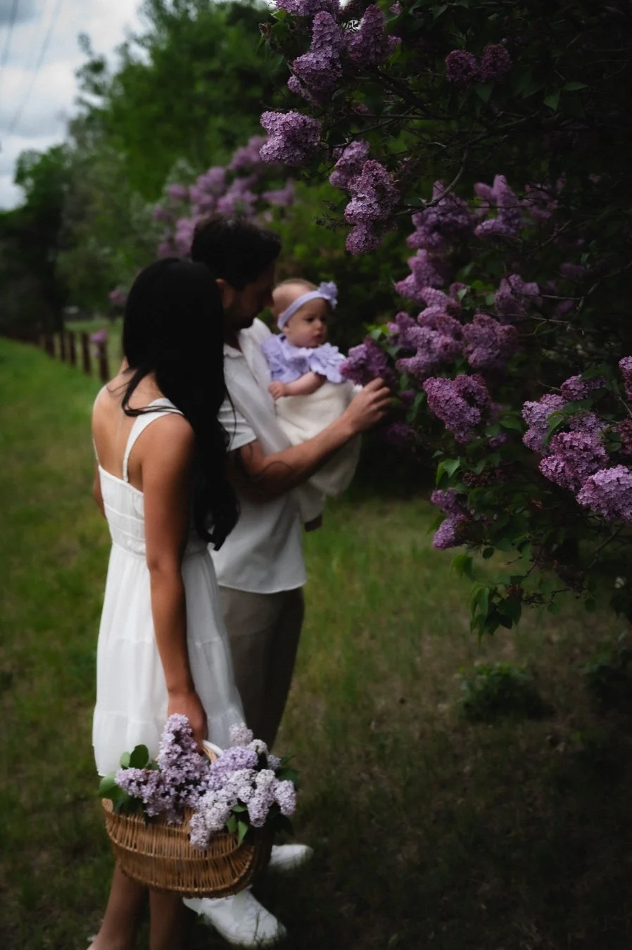 Moody family photography. Lilac photos taken in Airdrie, AB