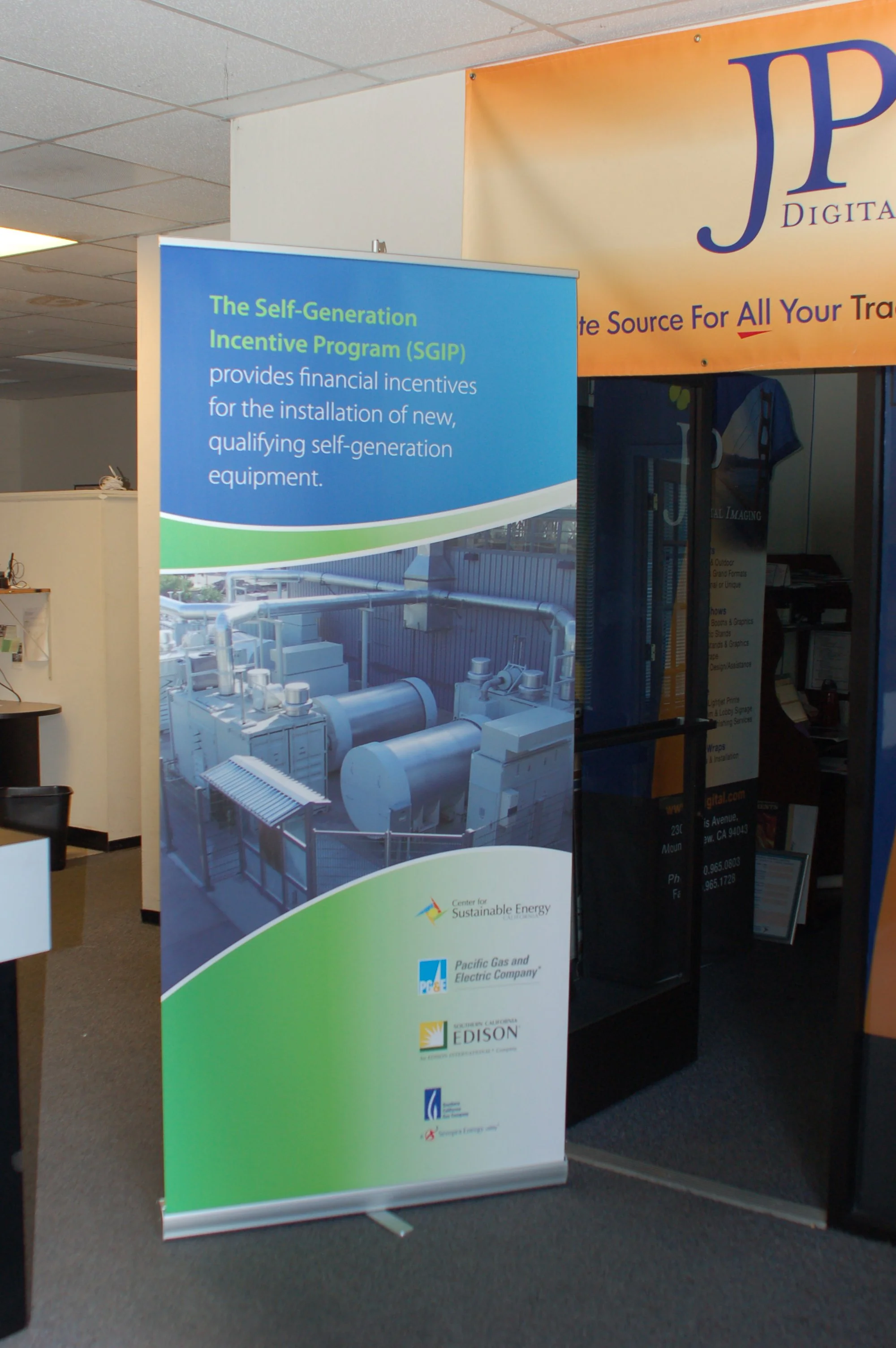 Portable curved banner display with large-format graphics for trade shows and corporate events