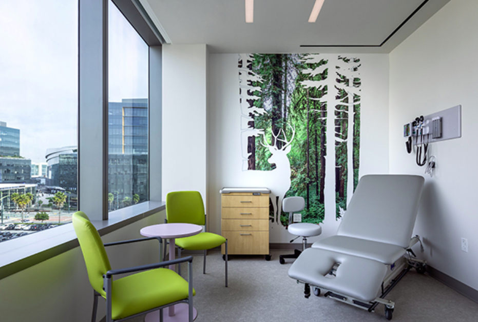 Ocean-themed wallcovering in a UCSF Stad Center pediatric patient room creating a soothing, patient-centered healthcare environment.