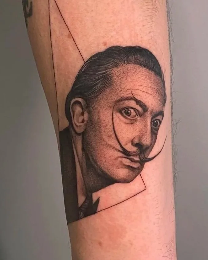 Tattoo eines Mannes mit gepflegtem Haar und Schnurrbart.