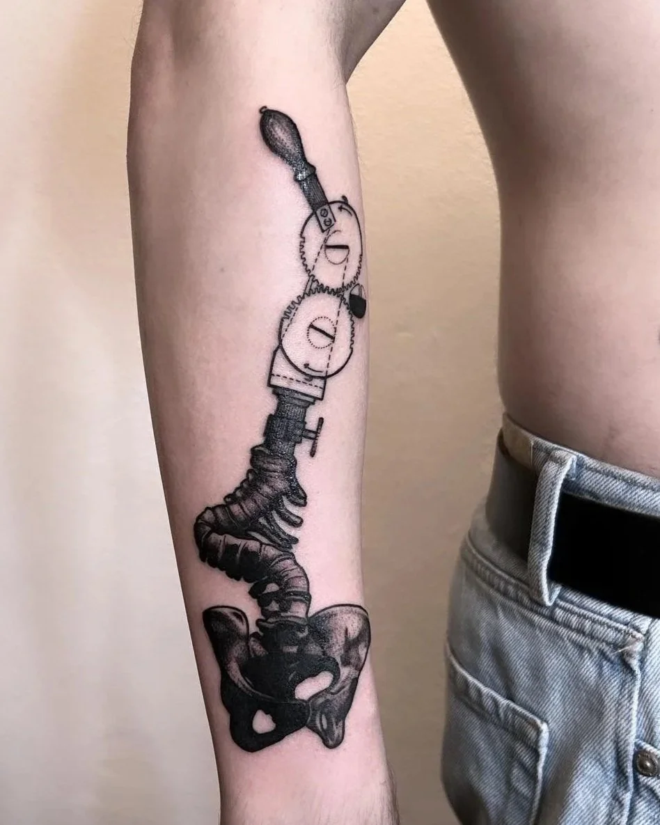 Tattoo auf dem Arm eines Mannes, das eine Pipette, eine medizinische Maschine, einen Schlauch und einen Knochen zeigt.