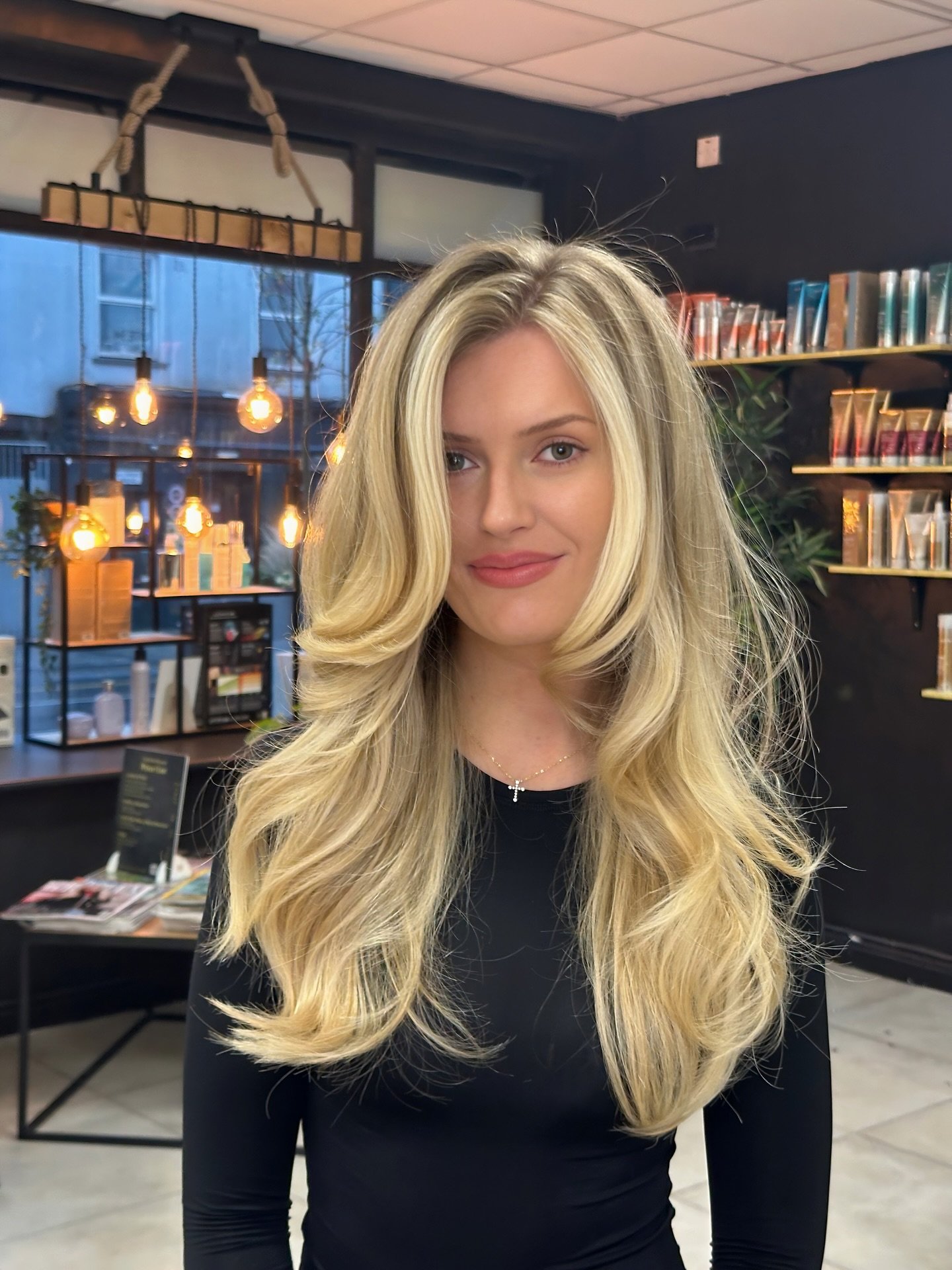 Well-cared-for hair transforms a woman&rsquo;s presence, brightens her features, and reveals her inner strength. Every strand is a frame that enhances her unique beauty.

#redkeninsidersgoldenvinyl #redkeninsiders