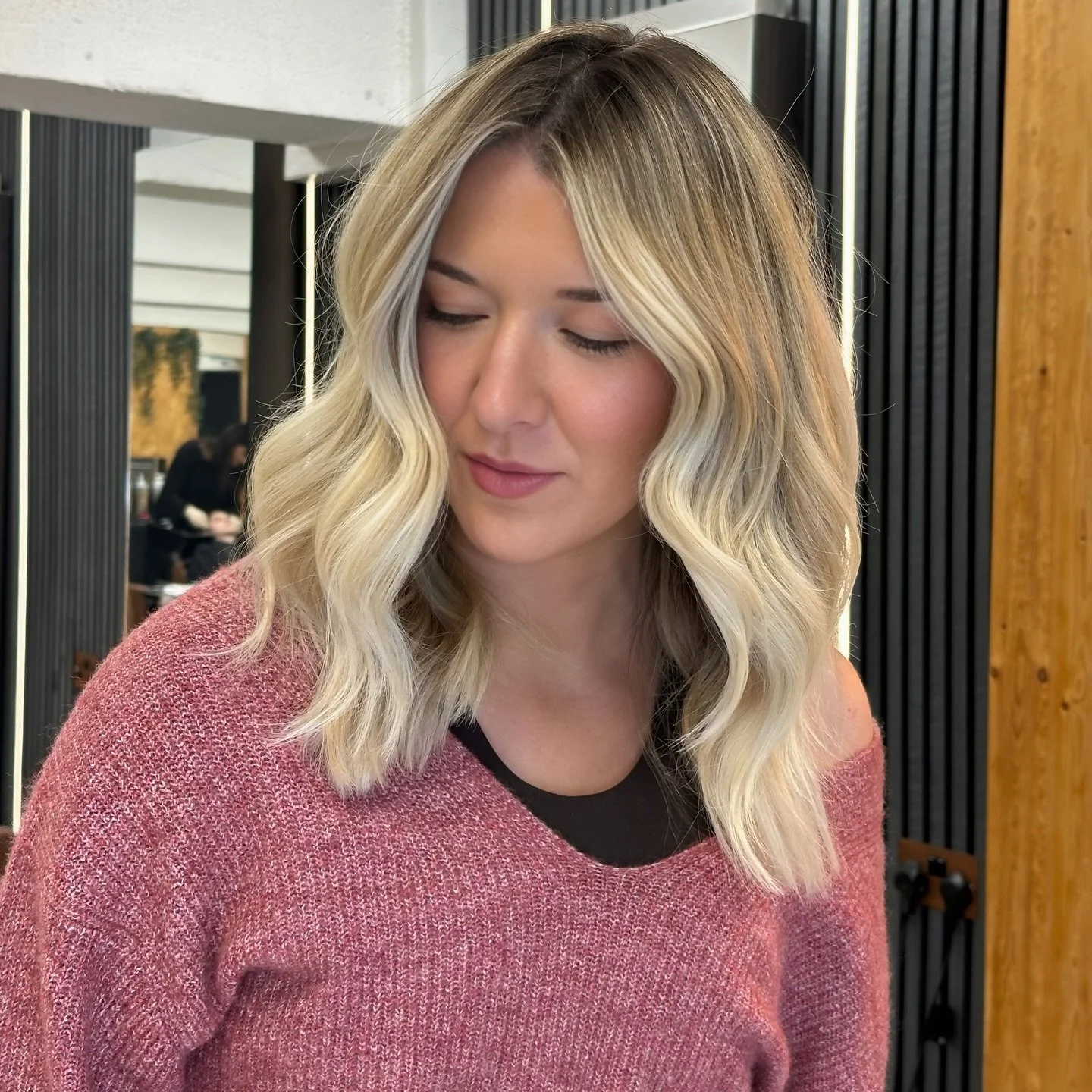 ✨ Effortlessly refined.
Soft highlights and a fresh ends cleanse for a luminous, silky finish that speaks for itself.

Ready for your own glow-up moment? ✨
Book your appointment and let me elevate your blonde. 💛

#redkeninsiderscocoalights 
#redkeni