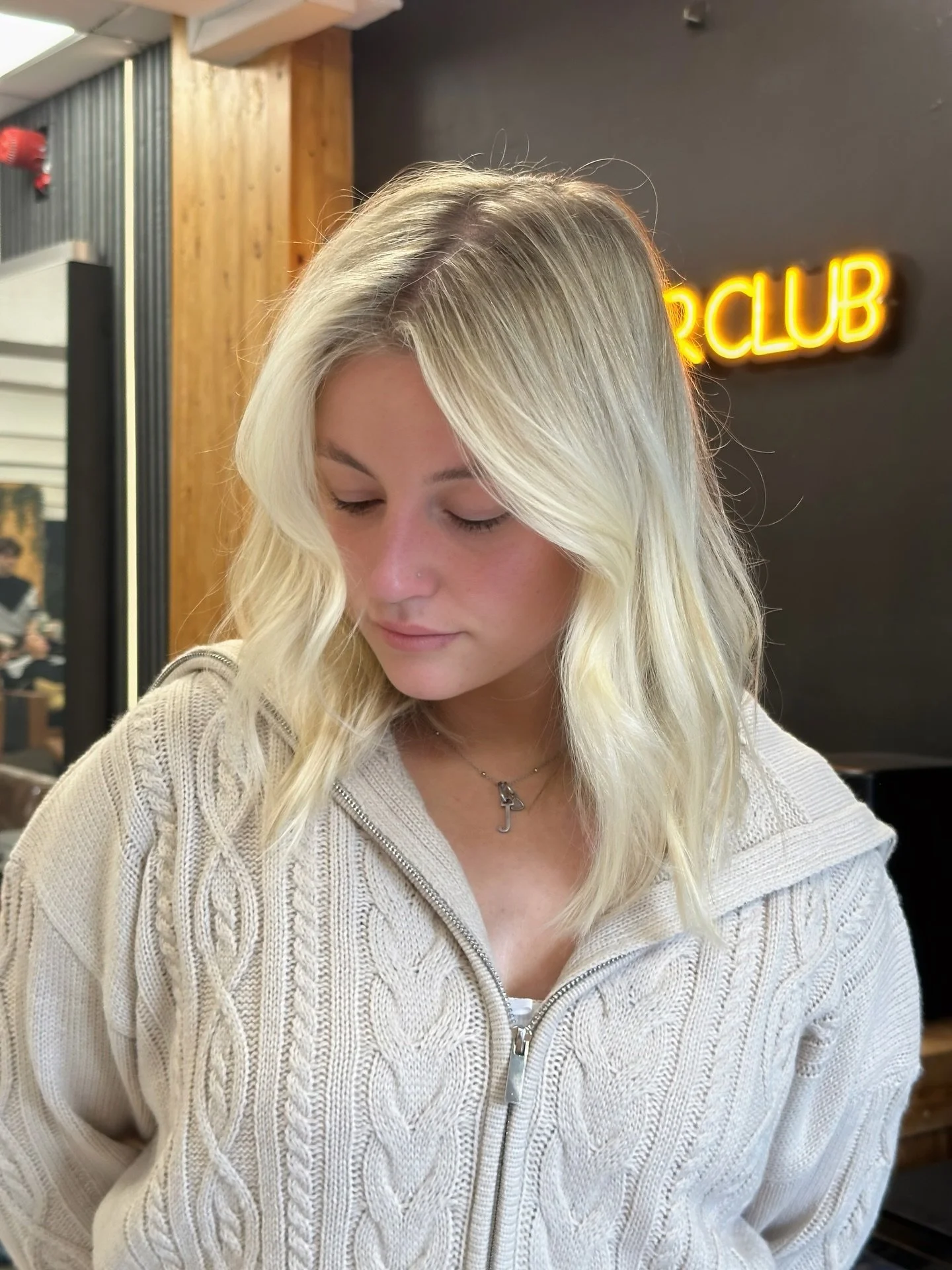 A signature blonde glow luxurious highlights for a truly radiant finish!

#redkeninsiderscocoalights 
#redkeninsidersplatinumvinyl 
#redkeninsidersgoldenvinyl 
#redkeninsidersautumnalhairinspo 
#SEQSkylightBlonde
#redkeninsiders