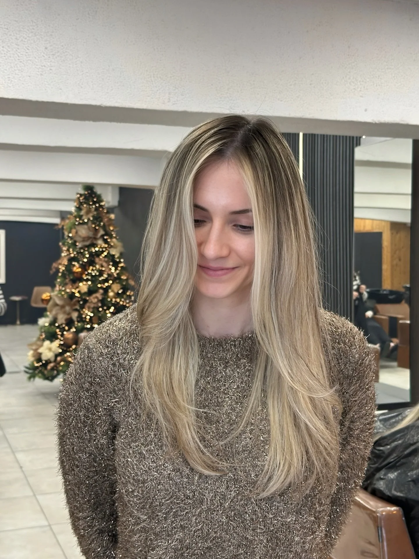 Soft, seamless balayage that enhances her natural beauty with effortless contrast and luminous dimension.
A refined glow that speaks for itself ✨

#redkeninsiderscocoalights 
#redkeninsidersespressovinyl 
#redkeninsidersplatinumvinyl 
#redkeninsiders
