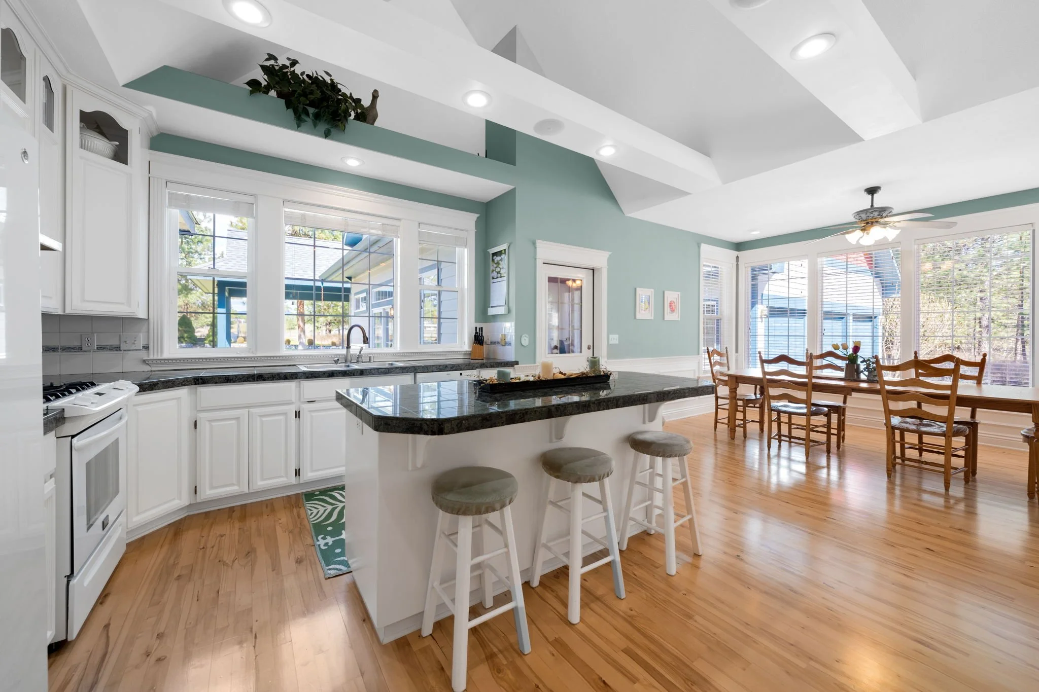 20-web-or-mls-Newman Lake - 23.jpg