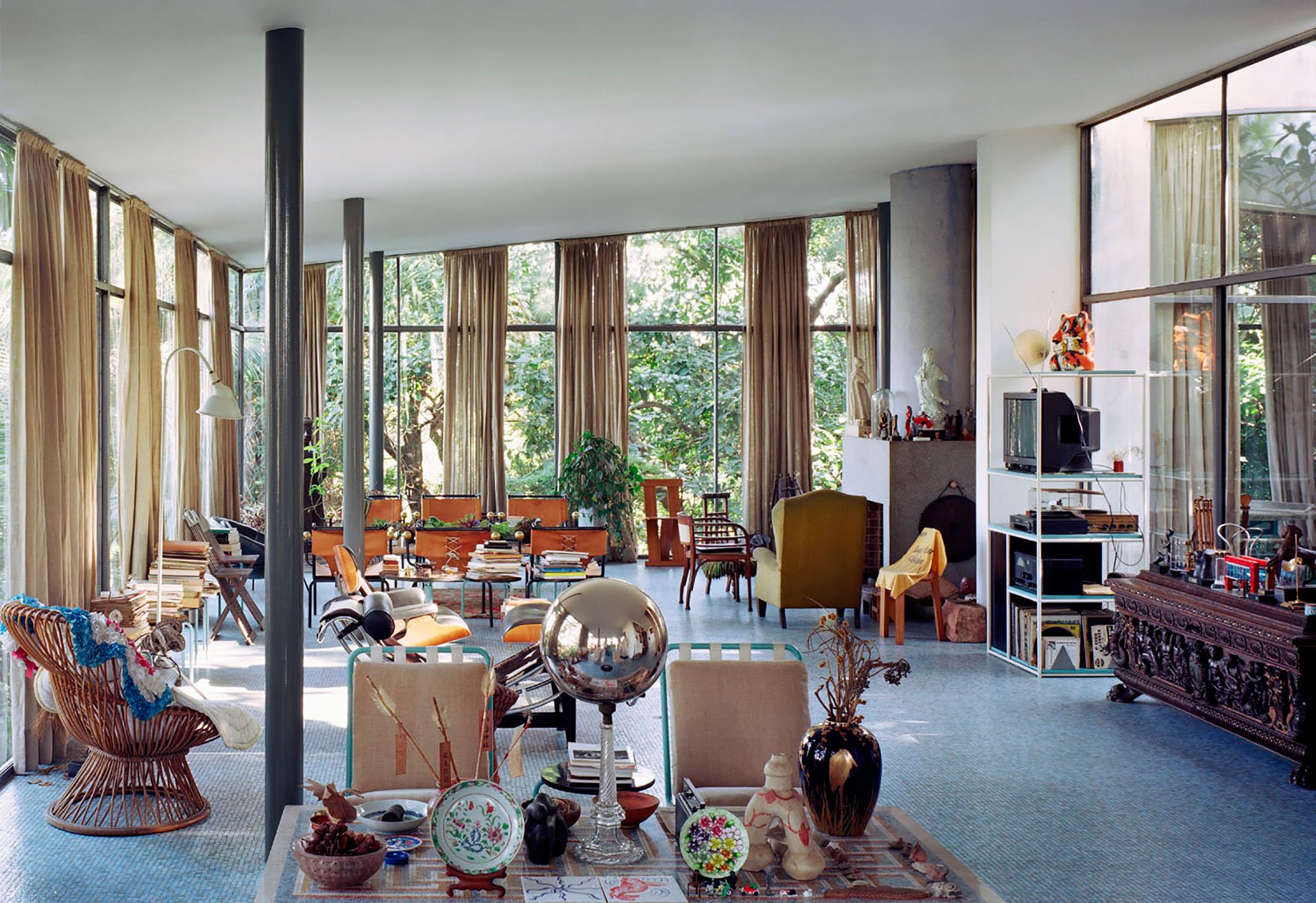 Internal view of the main hall of the Glass House, Nelson Kon