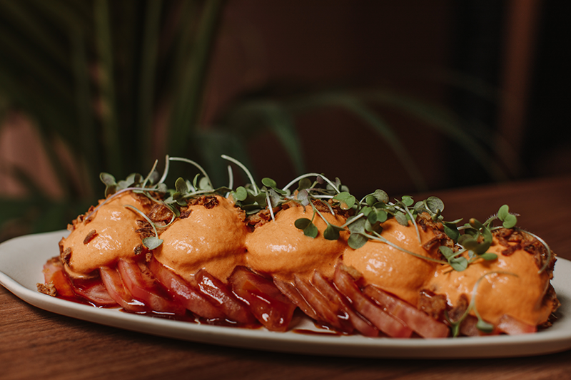 Plato de carta tomate en texturas: natural, espuma, vinagreta