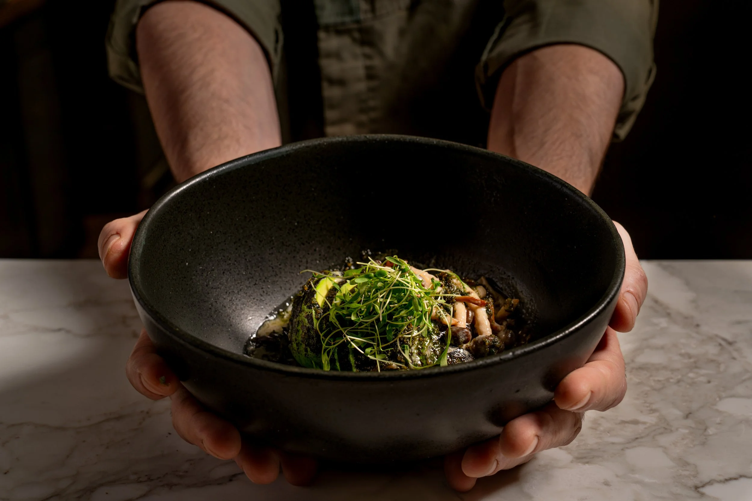 Plato de carta sostenido en las manos del chef