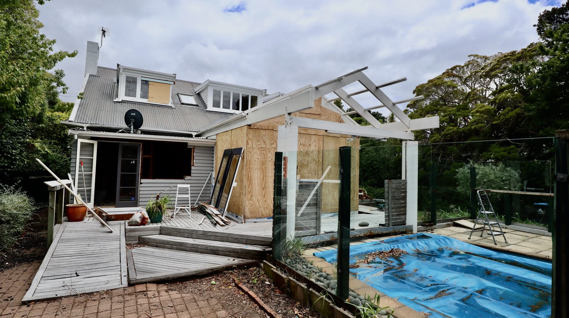 Outdoor deck addition to restored bungalow home in Takapuna