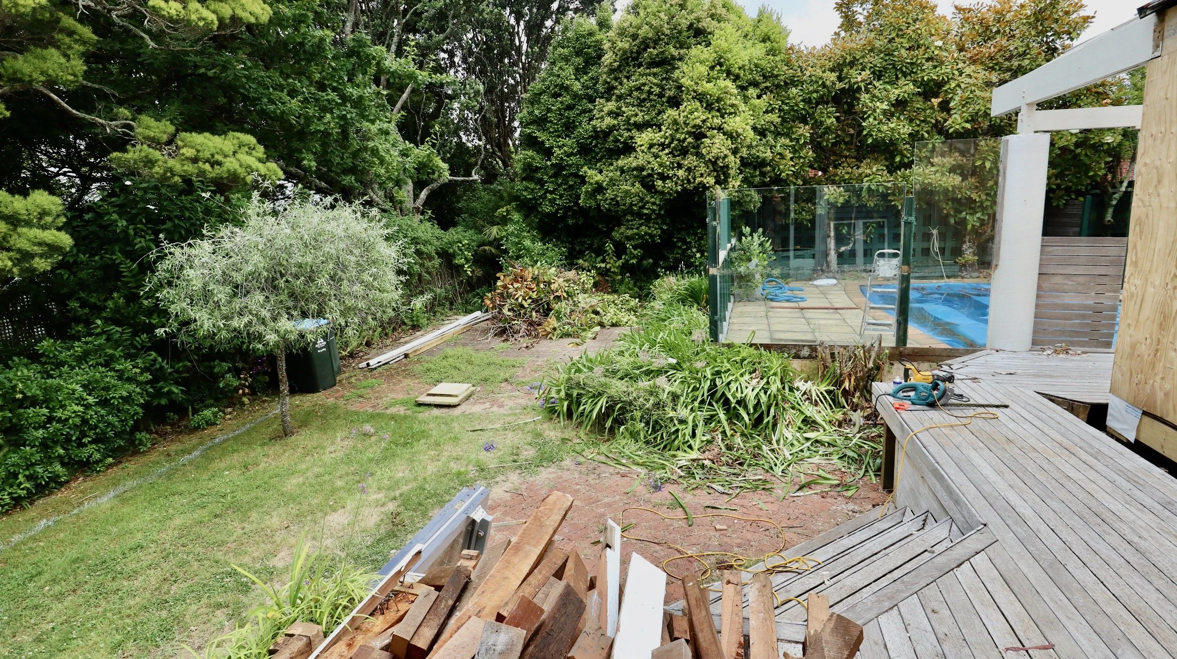 Outdoor deck addition to restored bungalow home in Takapuna