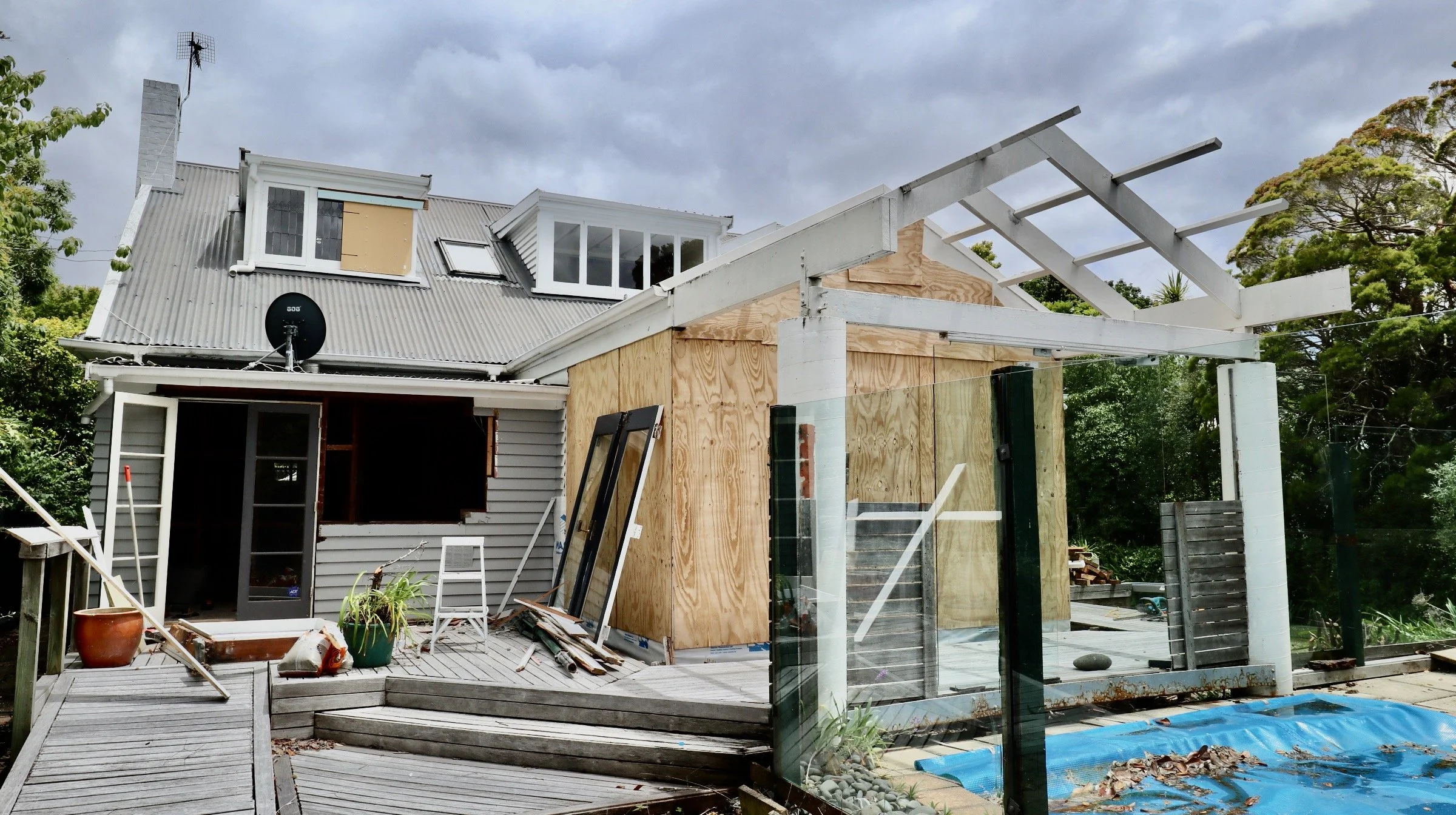 Outdoor deck addition to restored bungalow home in Takapuna
