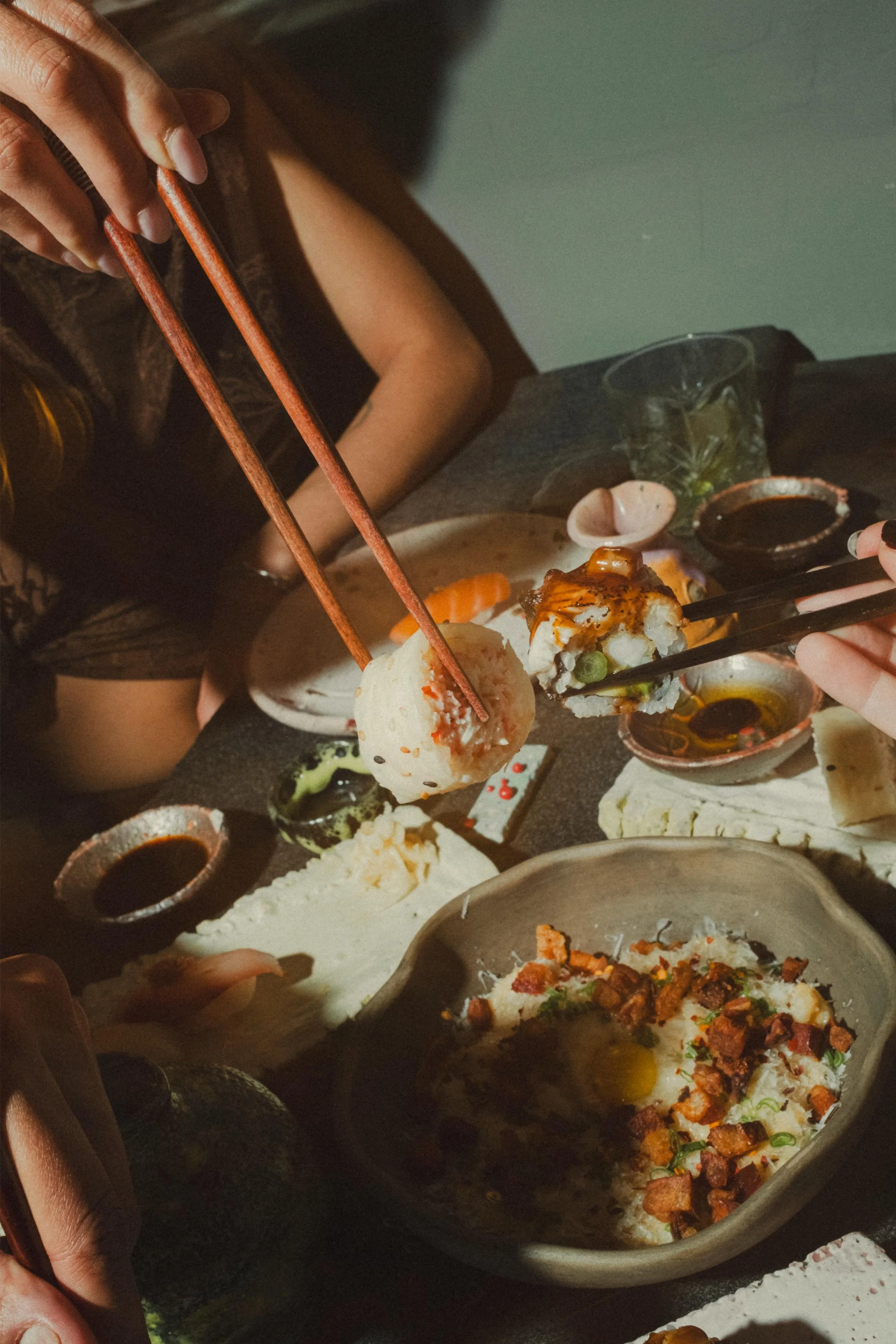 Sushi Kuidaore y speakeasy japonés en Maison Celeste. Nigiri, sashimi y sake en Roma Norte, CDMX. Japanese speakeasy in Maison Celeste. Nigiri, sashimi and sake in Roma Norte, Mexico City.