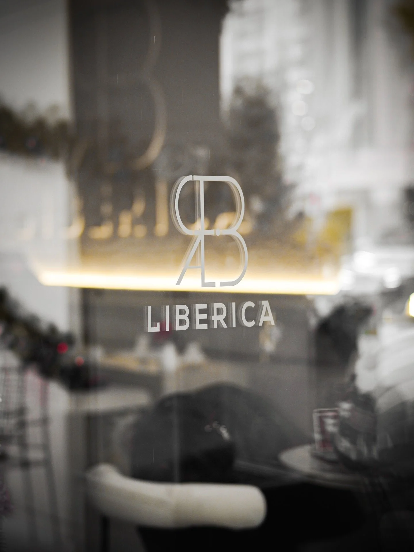 A quiet corner in the middle of the city, where good coffee and calm moments meet.

************
گۆشەیەکی بێدەنگ لە ناوەڕاستی شار 
کە قاوەیەکی خۆش و ساتەکانی ئارام تێیدا کۆبۆتەوە

************

ركن هادئ في وسط المدينة، حيث يجتمع القهوة الجيدة واللحظا