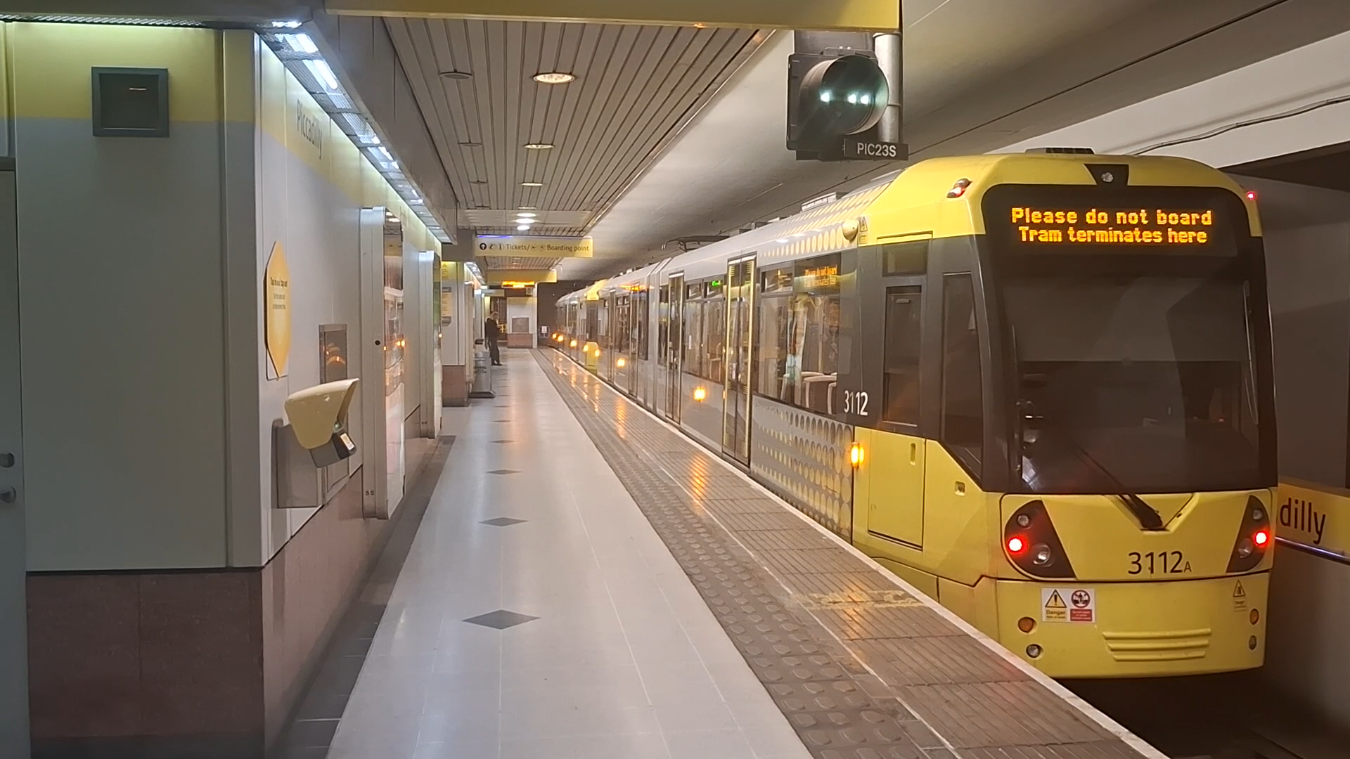 A double tram terminating at Piccadilly's Platform B. Taken from the London Road end of the platform.