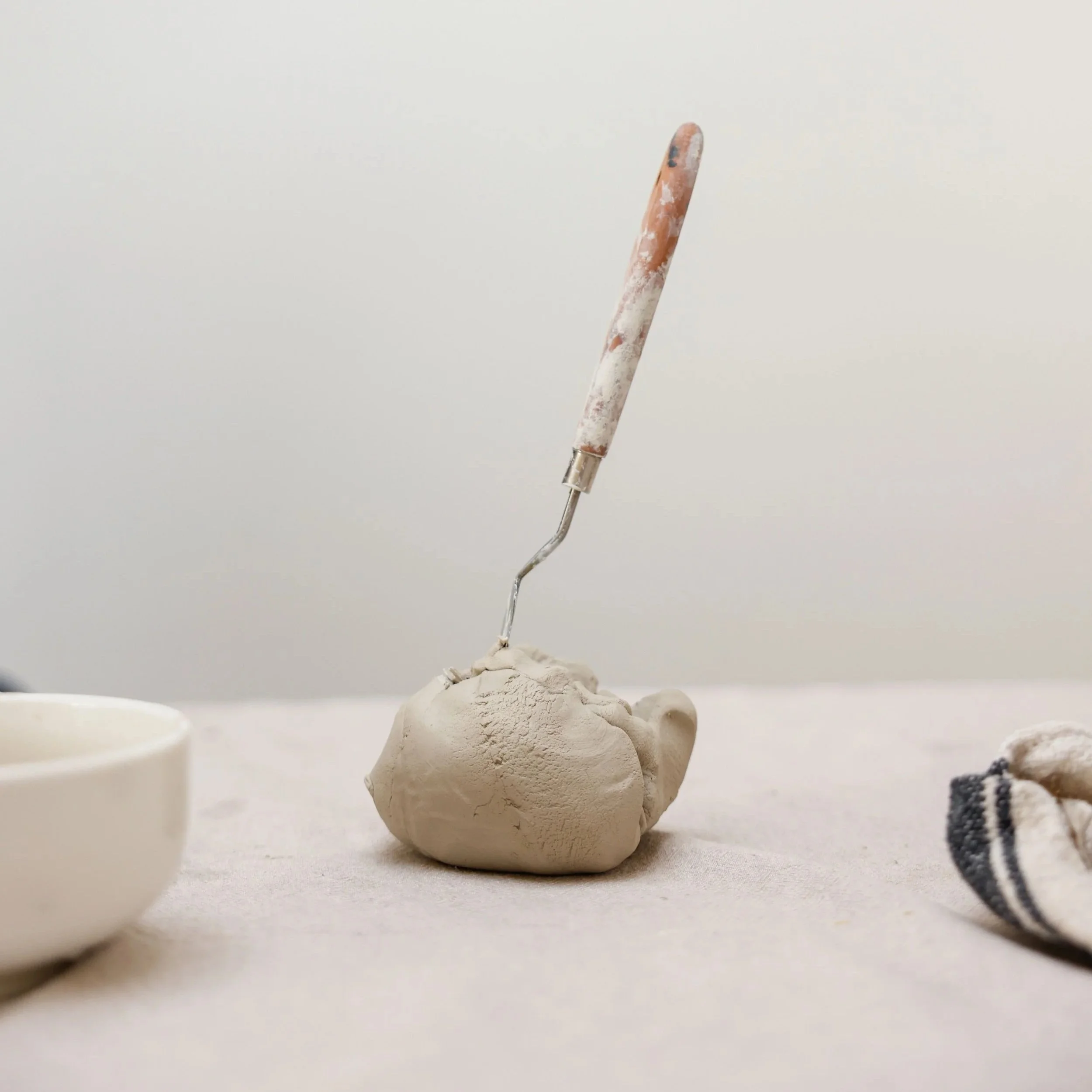 Stoneware vs Earthenware vs Porcelain: What’s the Difference? A Potter’s Guide to Choosing the Right Dinnerware