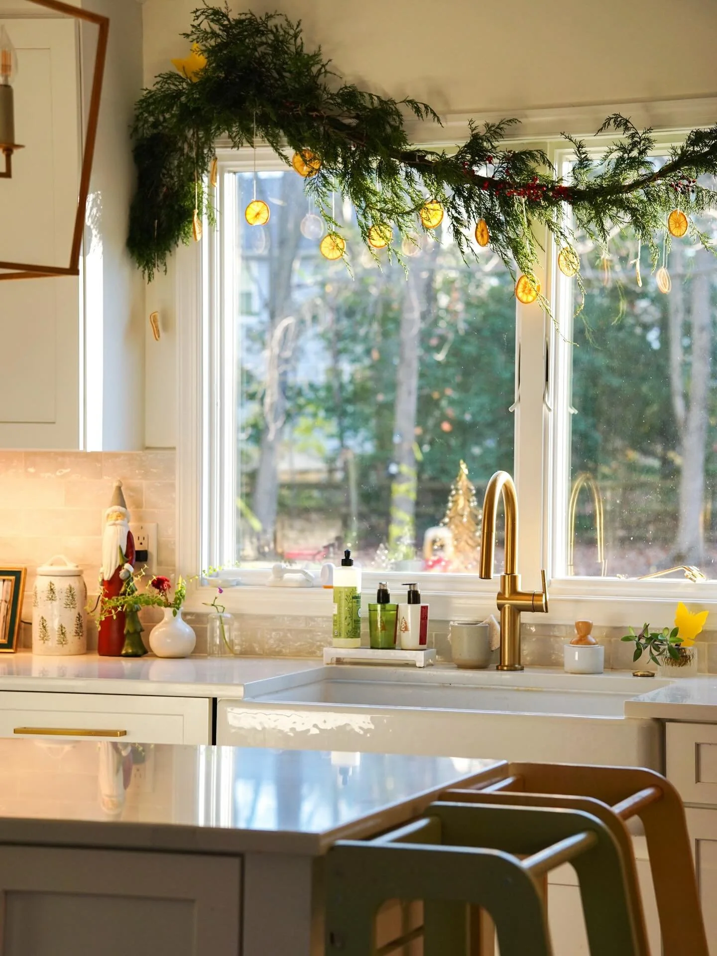 My first official blog post went up last night with details on this garland, how not to slice your finger open &amp; other early December thoughts 🍊🌿 find the link in my bio if you want to read more. It&rsquo;s fun to be writing again 🤍