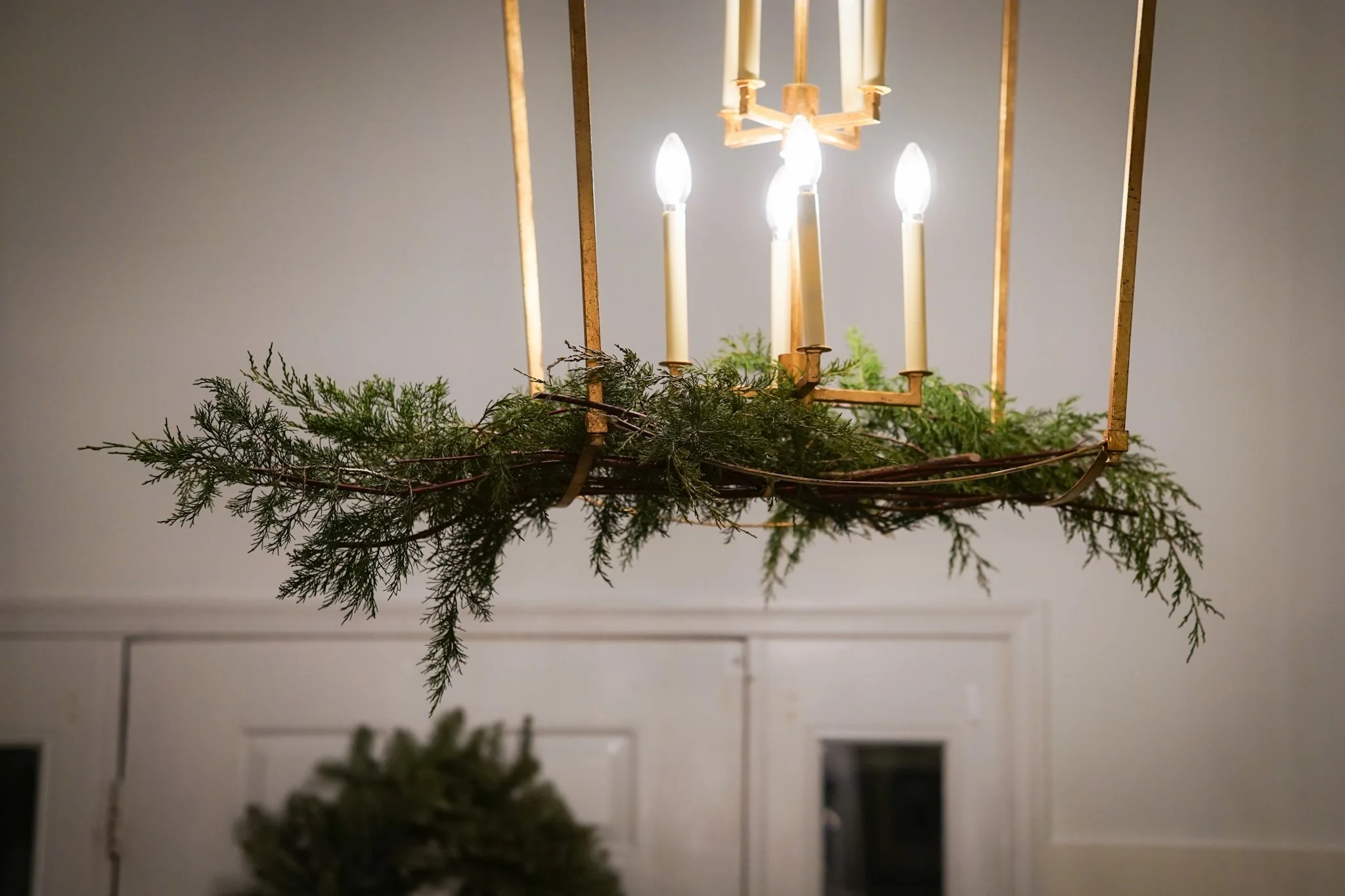 Noelle Photography_Chandelier Florals_20251224 (13).JPG