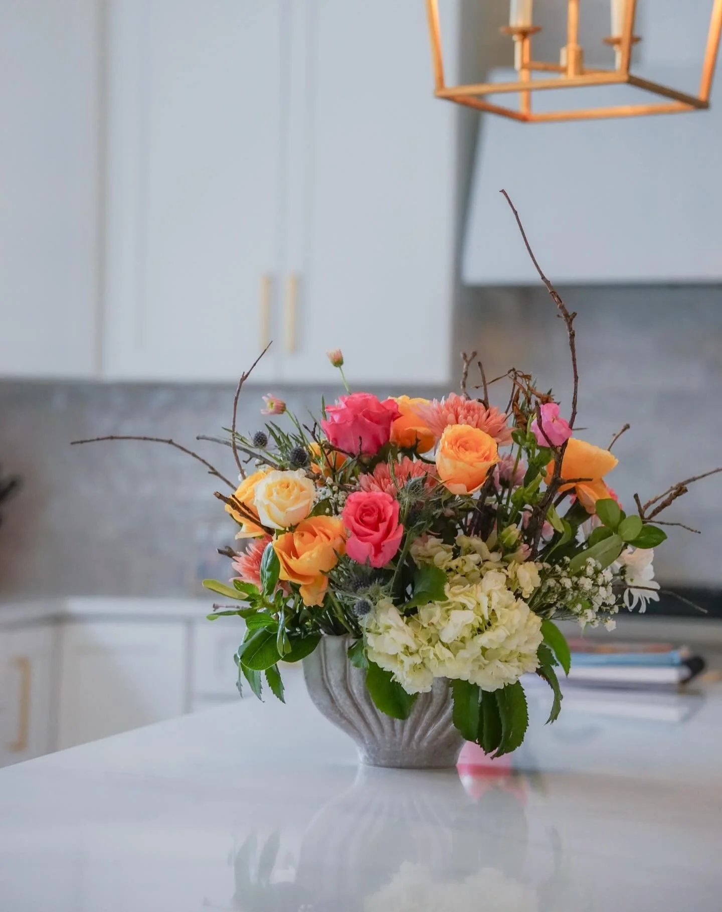 New post up on the blog - how to transform a $15 grocery store bouquet into a stunning floral arrangement. I brought my professional-floral-designer slash mother-in-law @floralnotesacton two bouquets from Trader Joe&rsquo;s and asked her to show me w